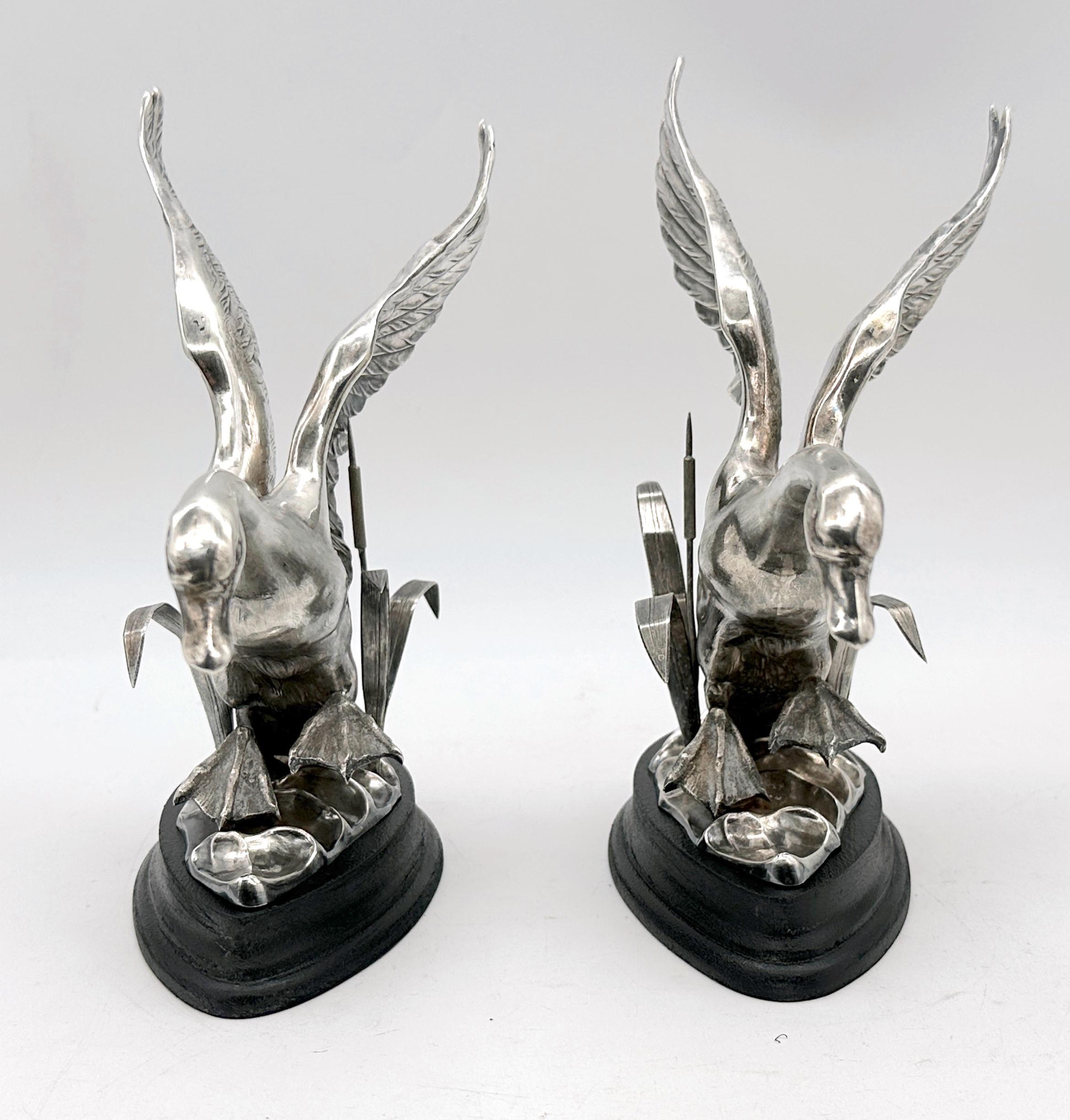 Moulage Paire de sculptures de cygnes volant dans un paysage, Espagne, vers les années 1960 en vente