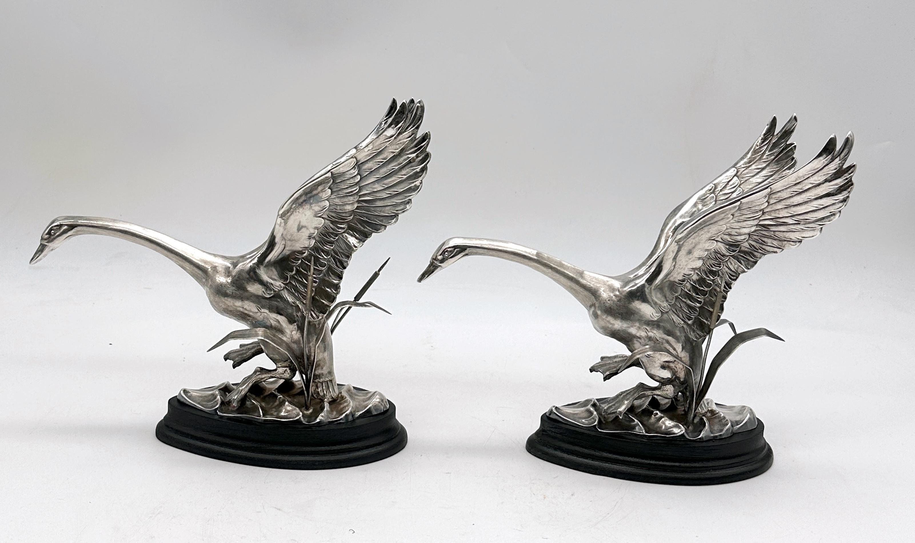 Paire de sculptures de cygnes volant dans un paysage, Espagne, vers les années 1960 Bon état - En vente à West Palm Beach, FL