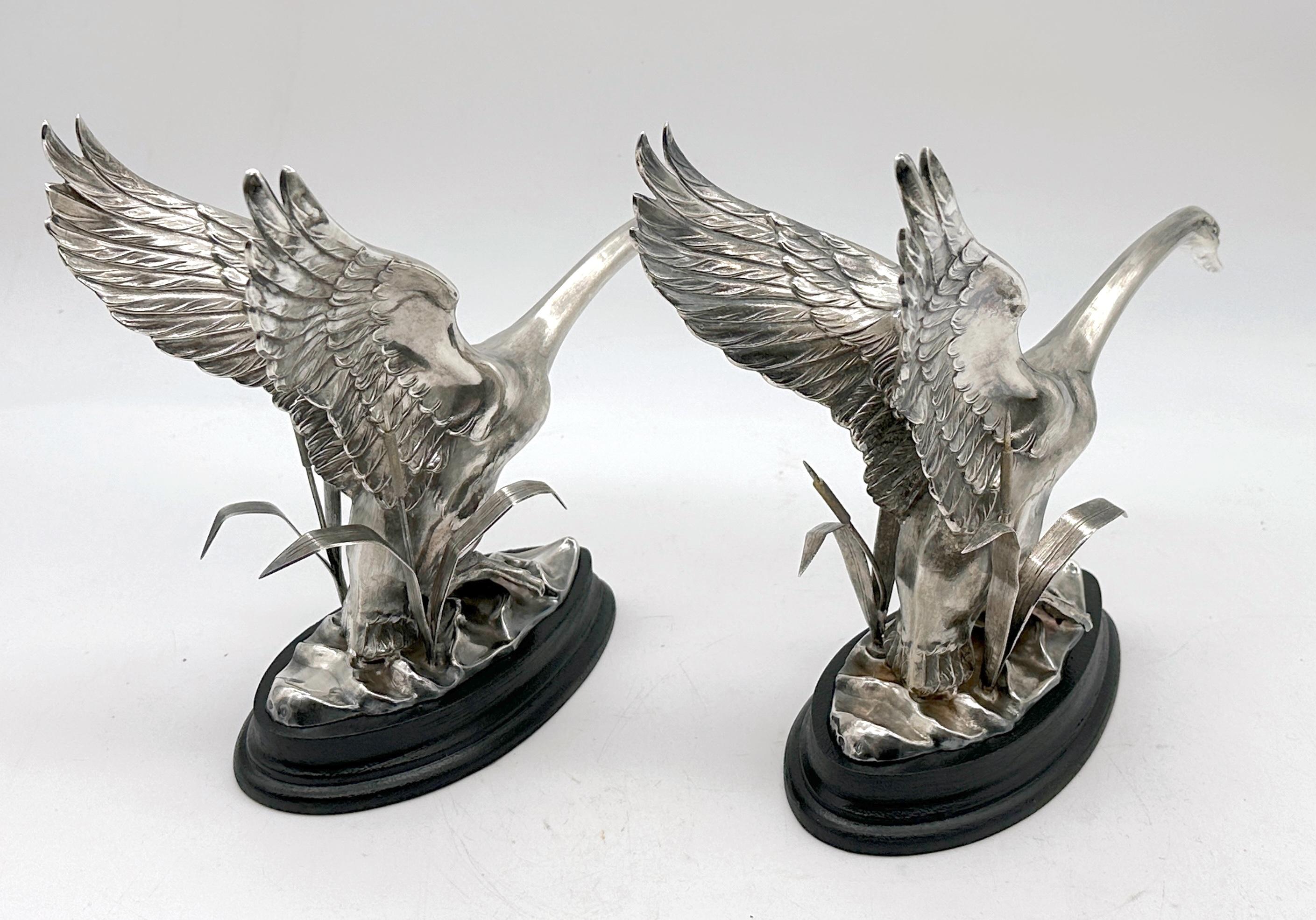 20ième siècle Paire de sculptures de cygnes volant dans un paysage, Espagne, vers les années 1960 en vente