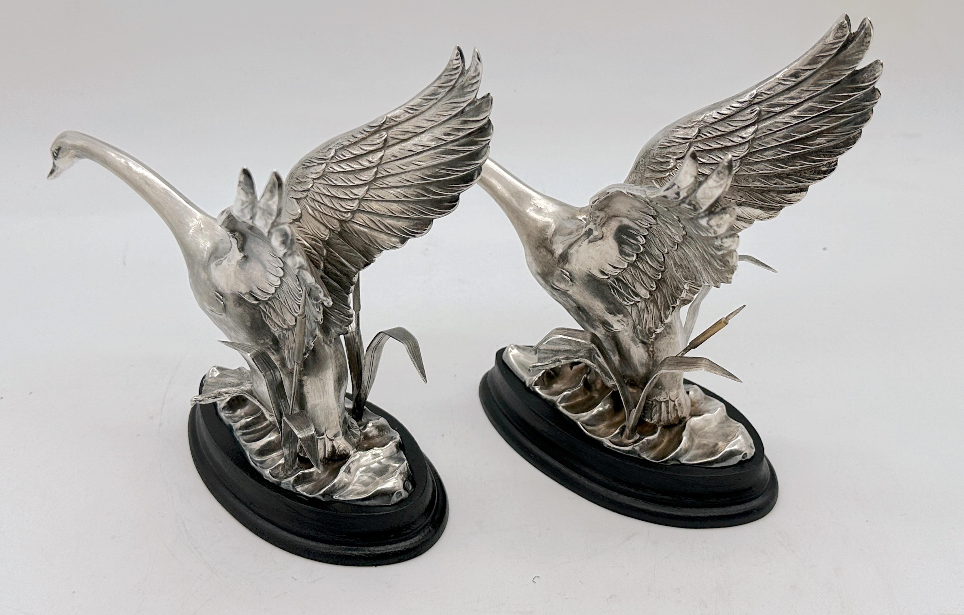 Paire de sculptures de cygnes volant dans un paysage, Espagne, vers les années 1960 en vente 1