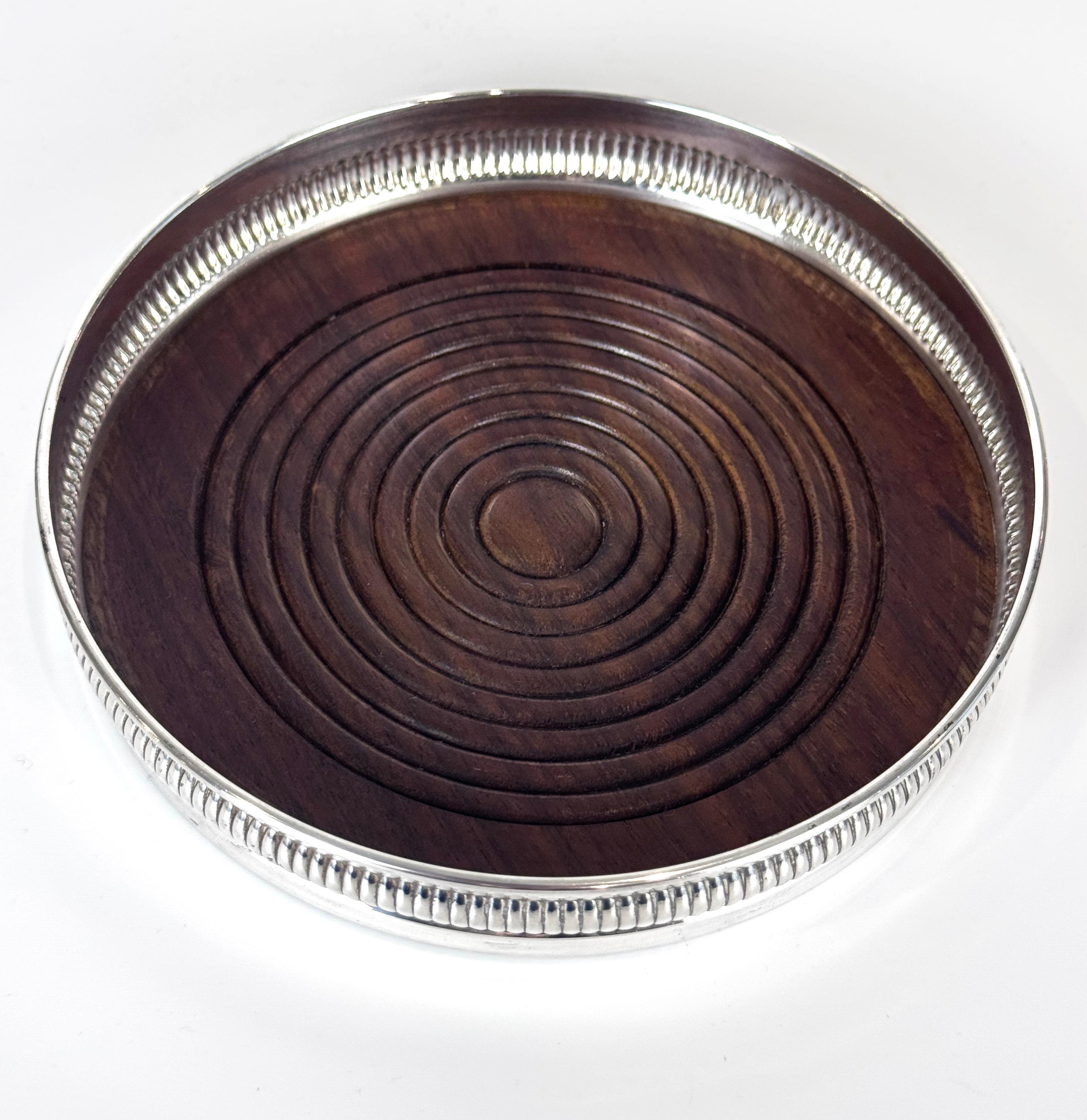 Par de posavasos de vino de plata de ley y madera torneada Jorge III en venta