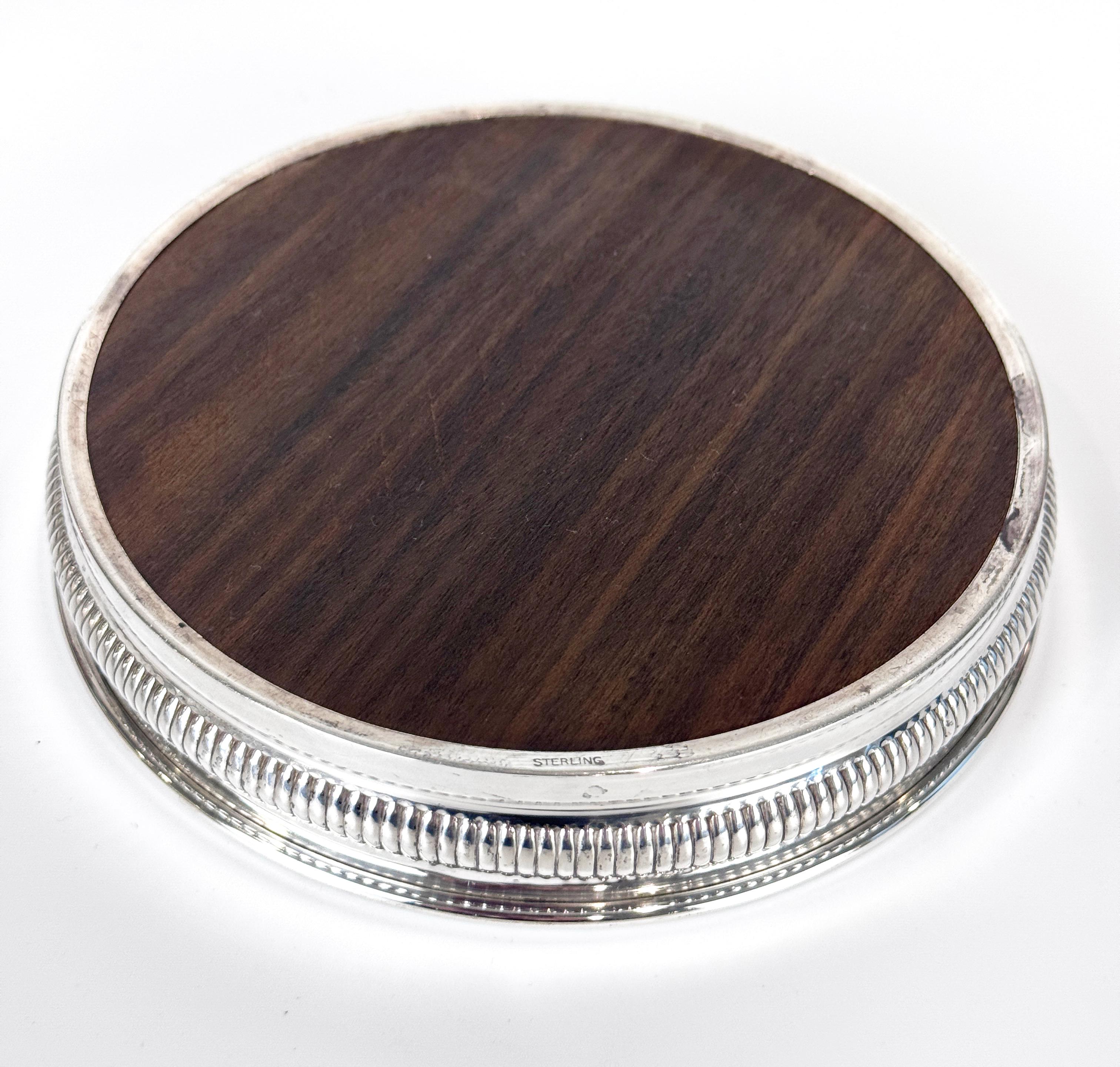 Par de posavasos de vino de plata de ley y madera torneada en venta 1