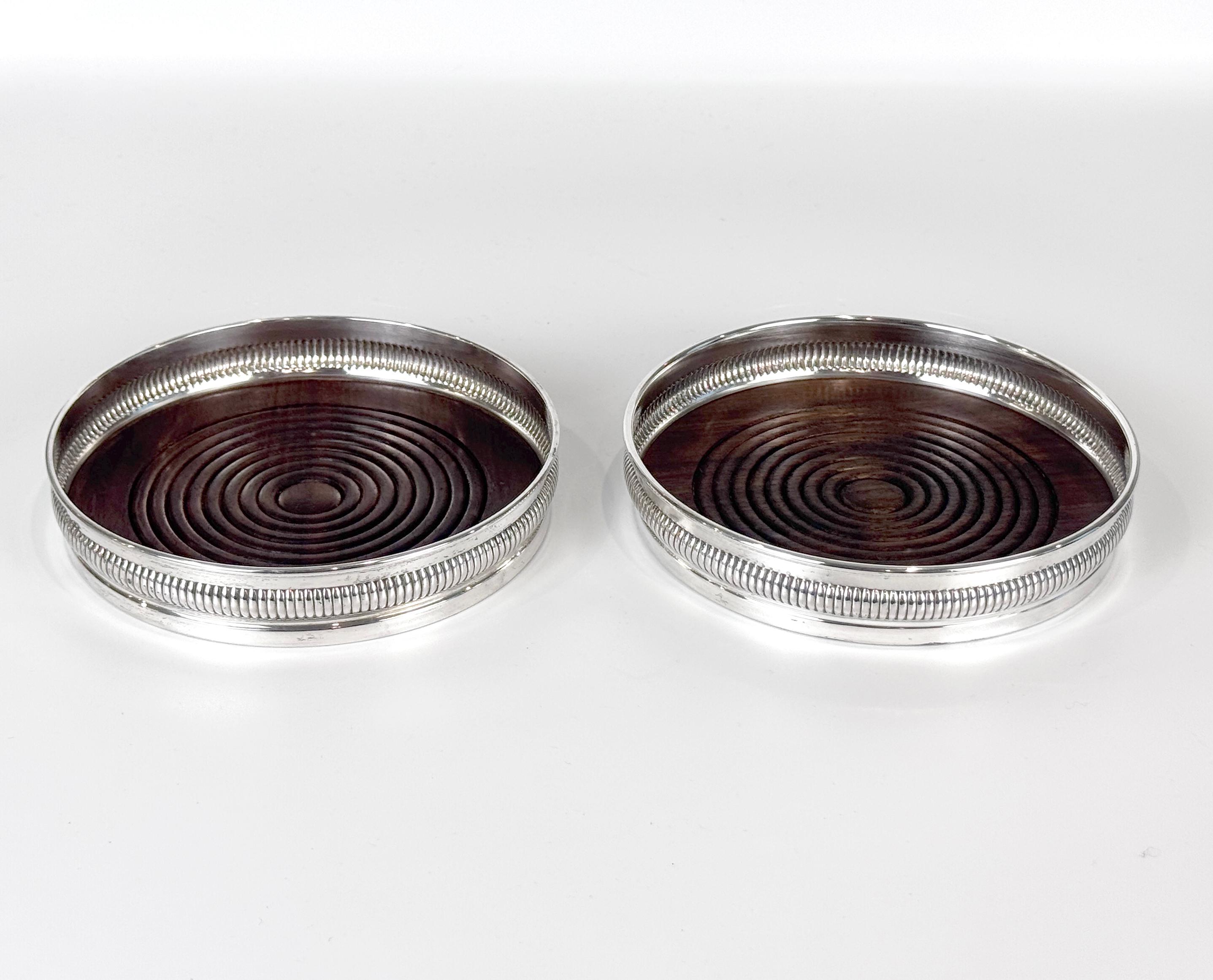 Par de posavasos de vino de plata de ley y madera torneada en venta 2
