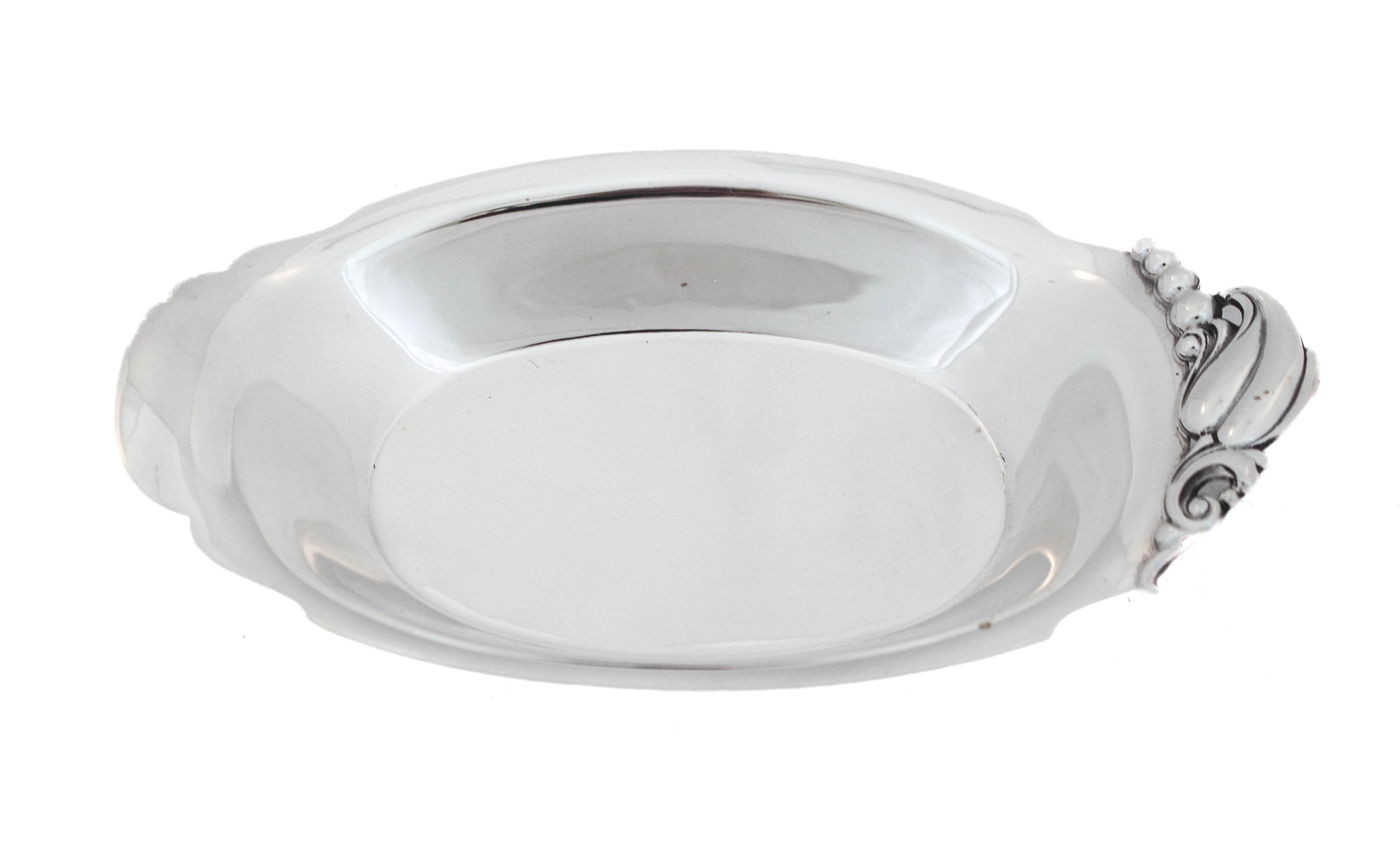 Being offered is a pair of sterling silver Art Deco candy dishes.  They are the perfect size for a coffee table or bar.  Uber-modern with just an Art Deco motif on the handle.  So pretty you will want to leave them empty and not filled.