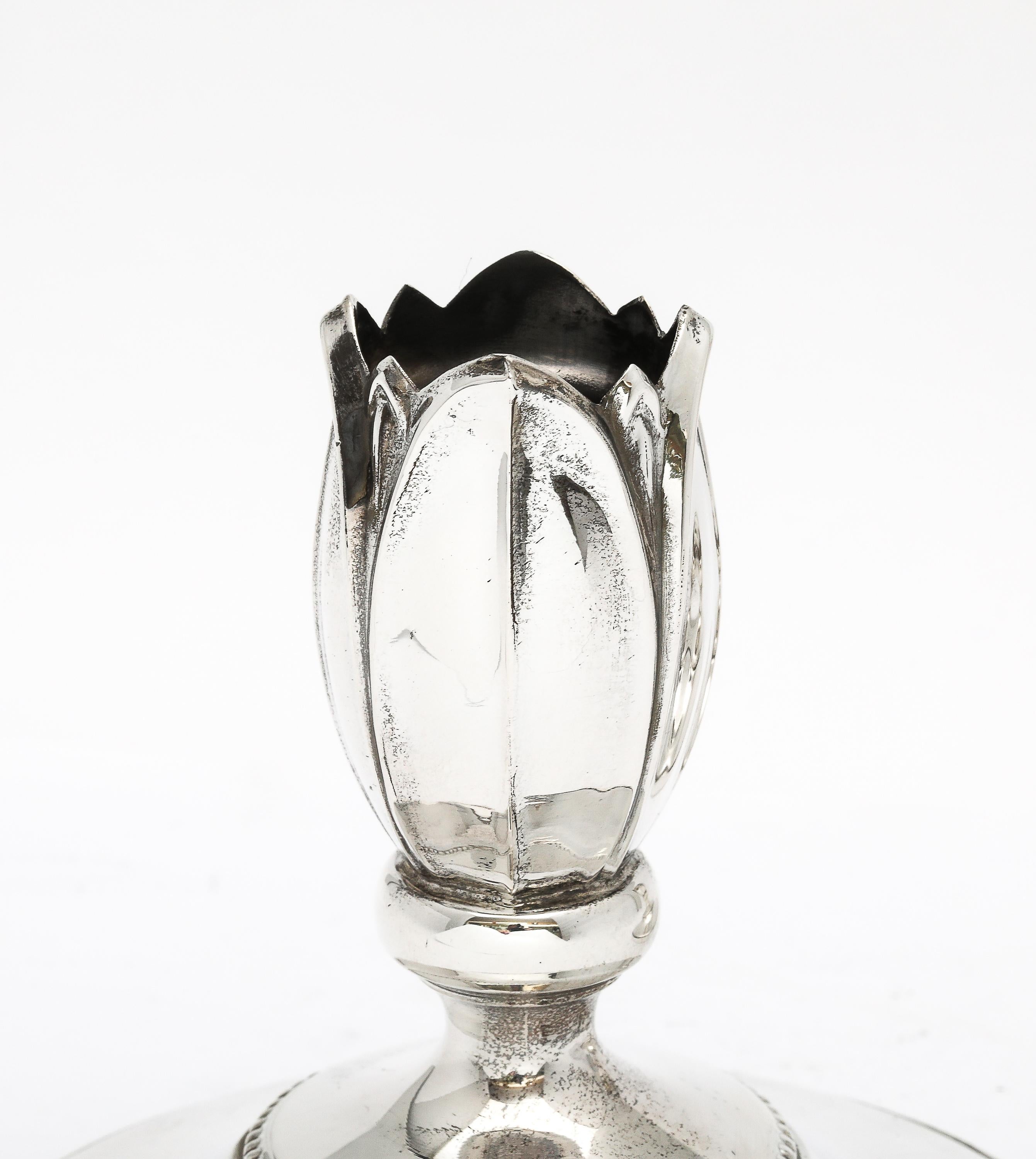 Pareja de candeleros en forma de flor de plata de ley estilo Art Nouveau en venta 4