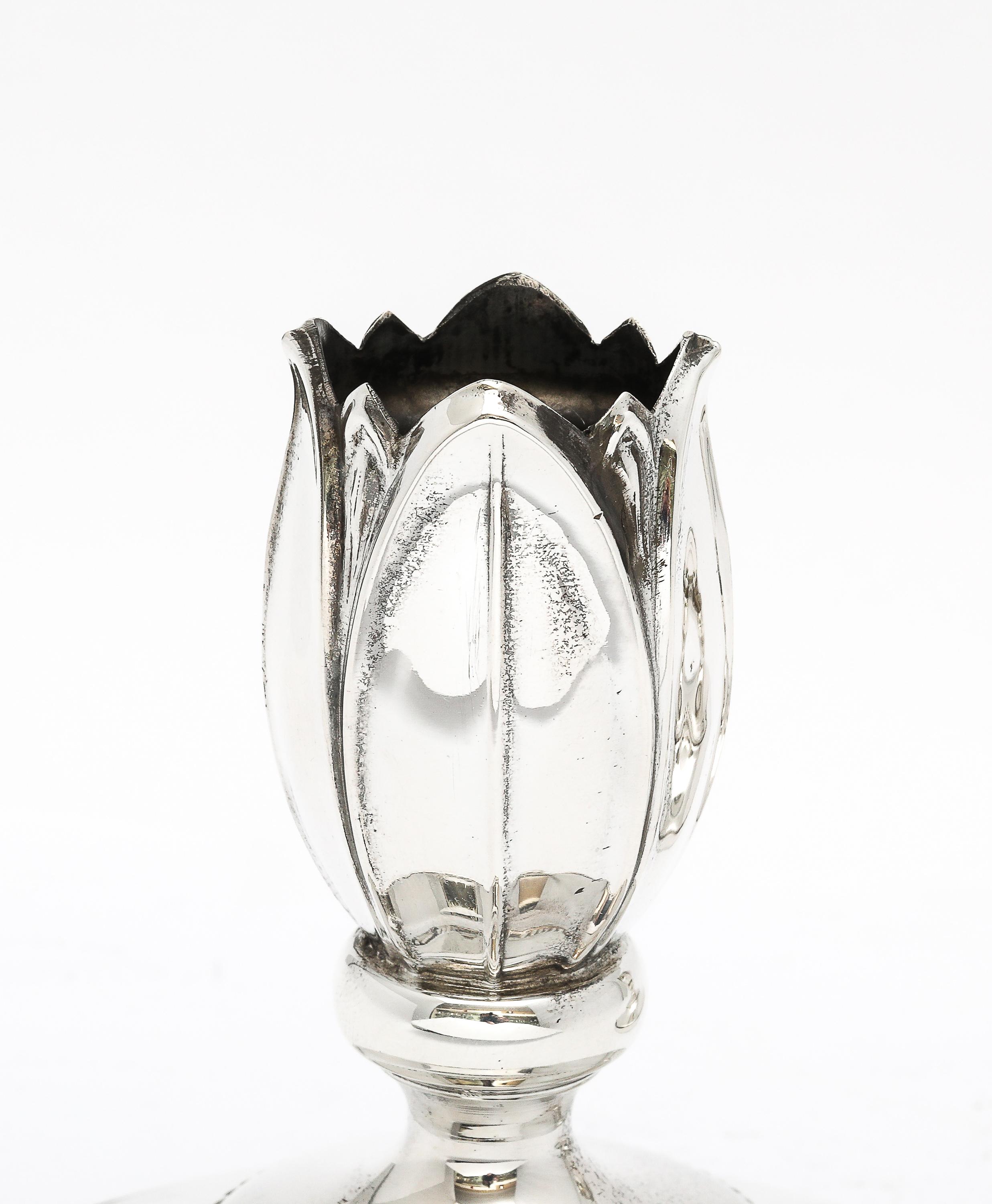 Pareja de candeleros en forma de flor de plata de ley estilo Art Nouveau en venta 5