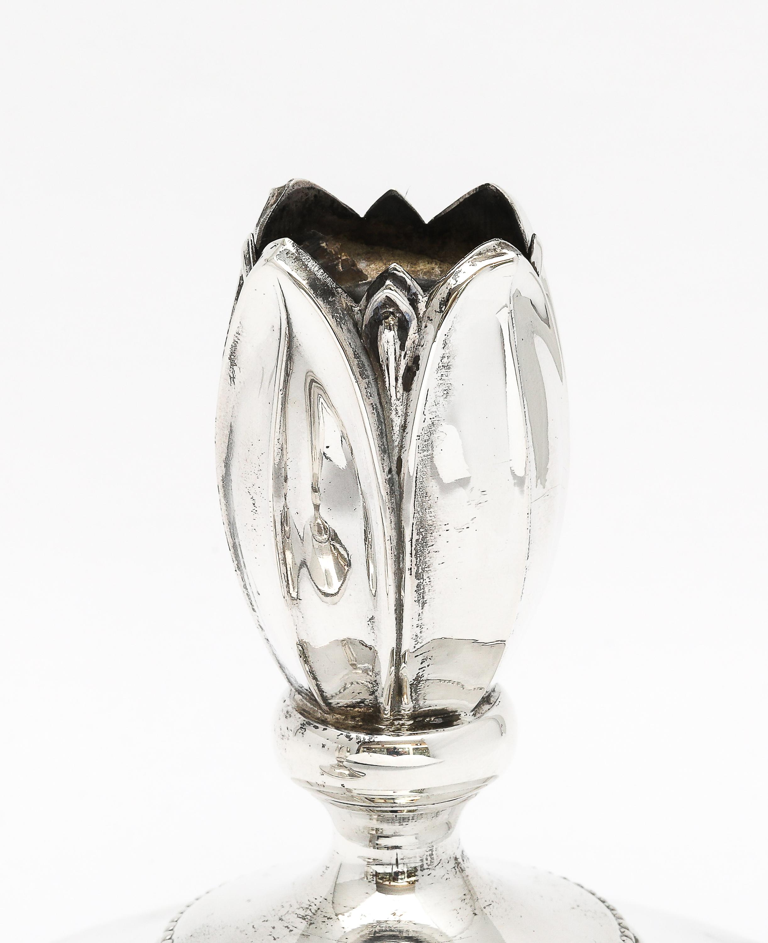 Pareja de candeleros en forma de flor de plata de ley estilo Art Nouveau en venta 6