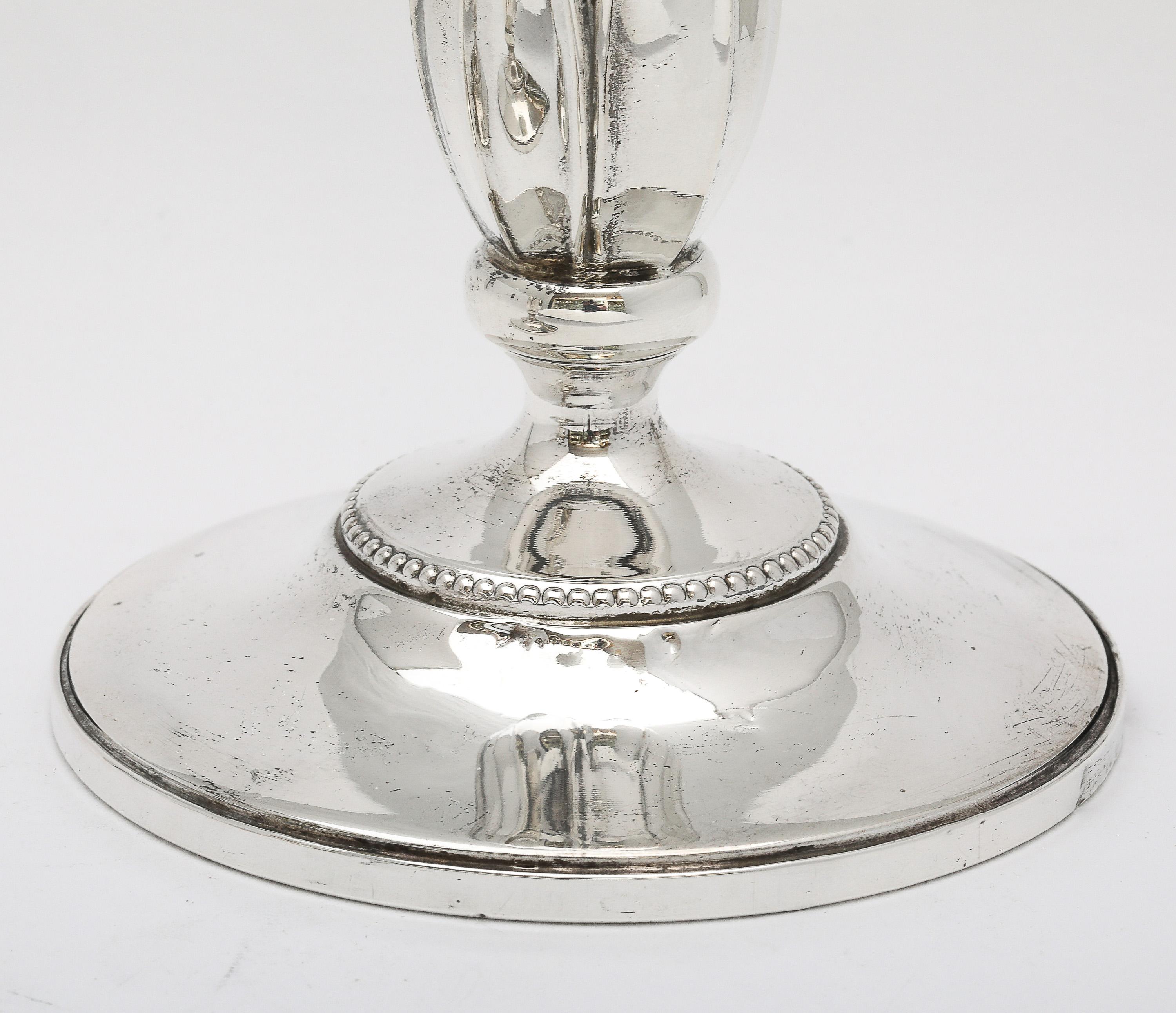 Pareja de candeleros en forma de flor de plata de ley estilo Art Nouveau en venta 7