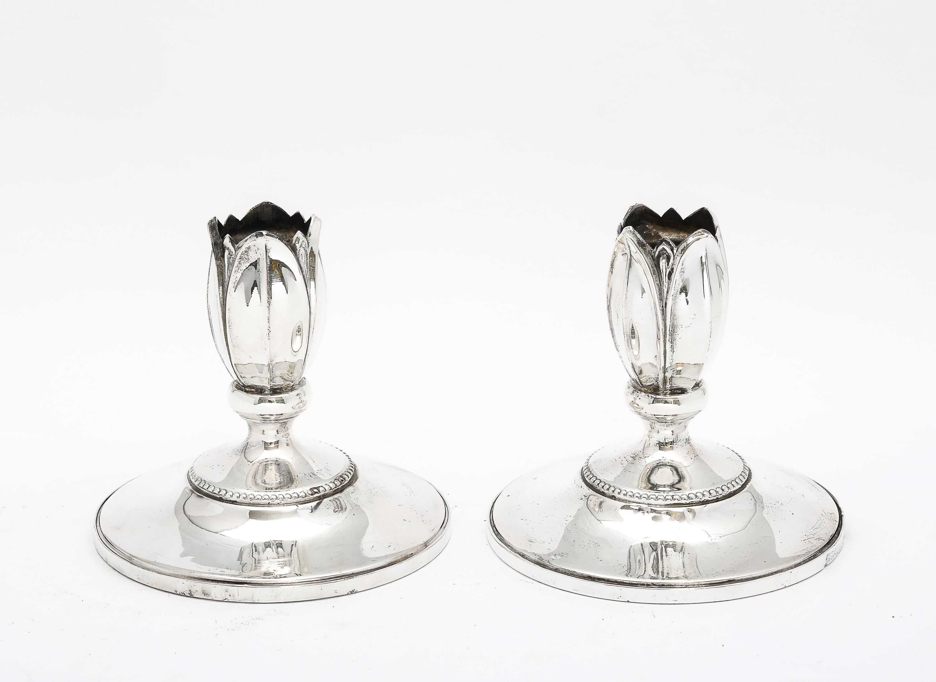Pareja de candeleros en forma de flor de plata de ley estilo Art Nouveau en venta 8