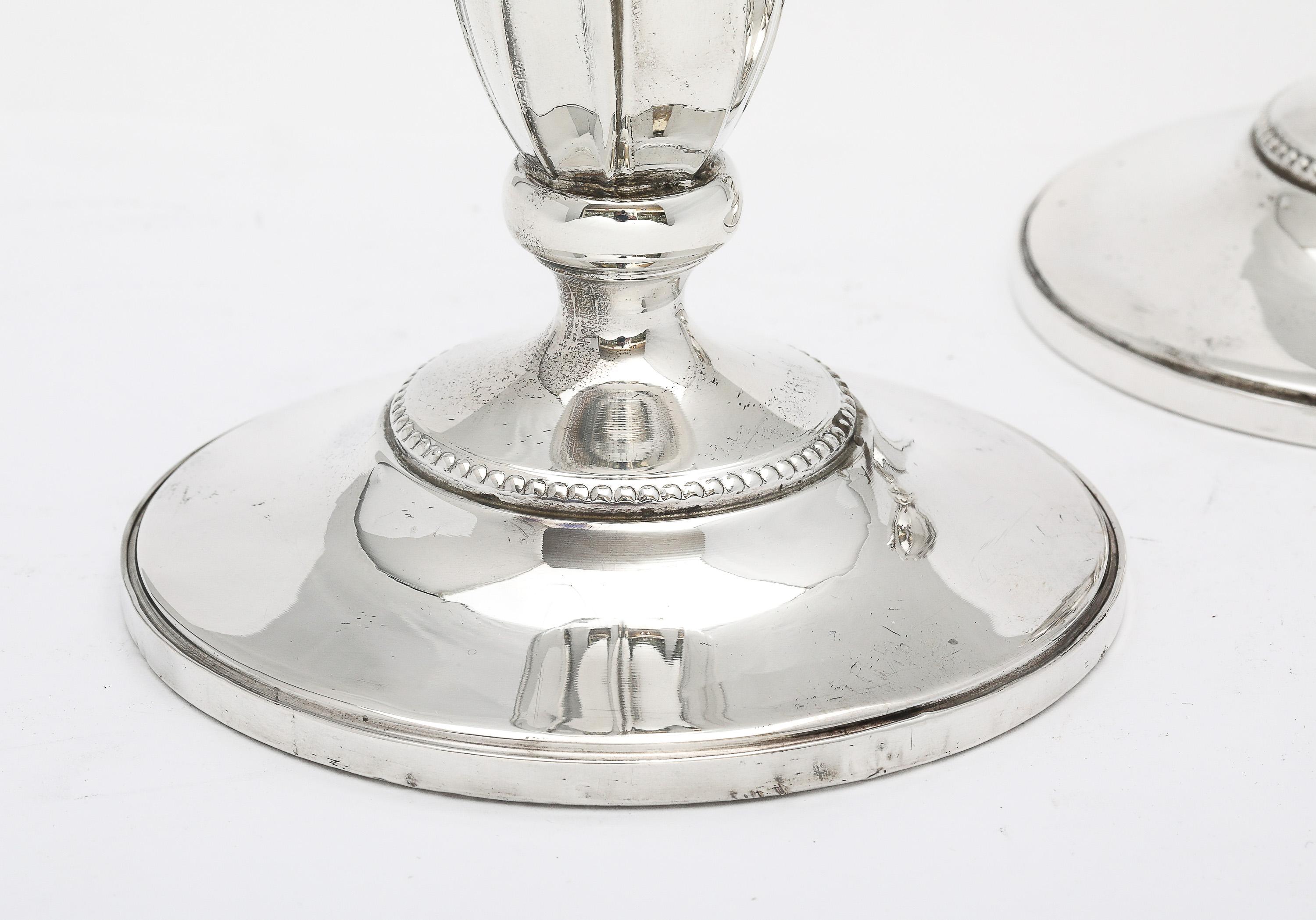 Pareja de candeleros en forma de flor de plata de ley estilo Art Nouveau en venta 3