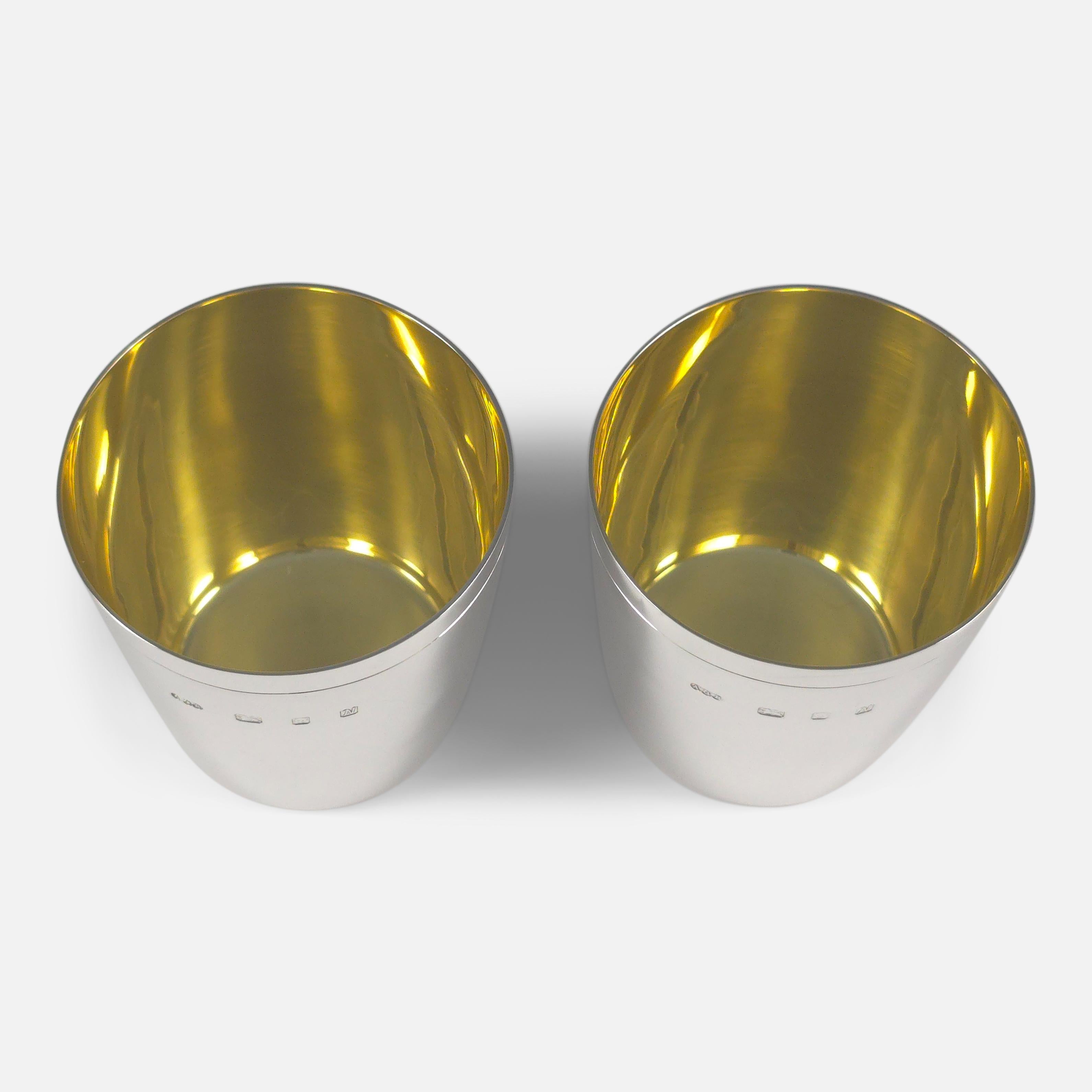 Pareja de vasos de plata de ley, Gerald Benney, 1987 en venta 1