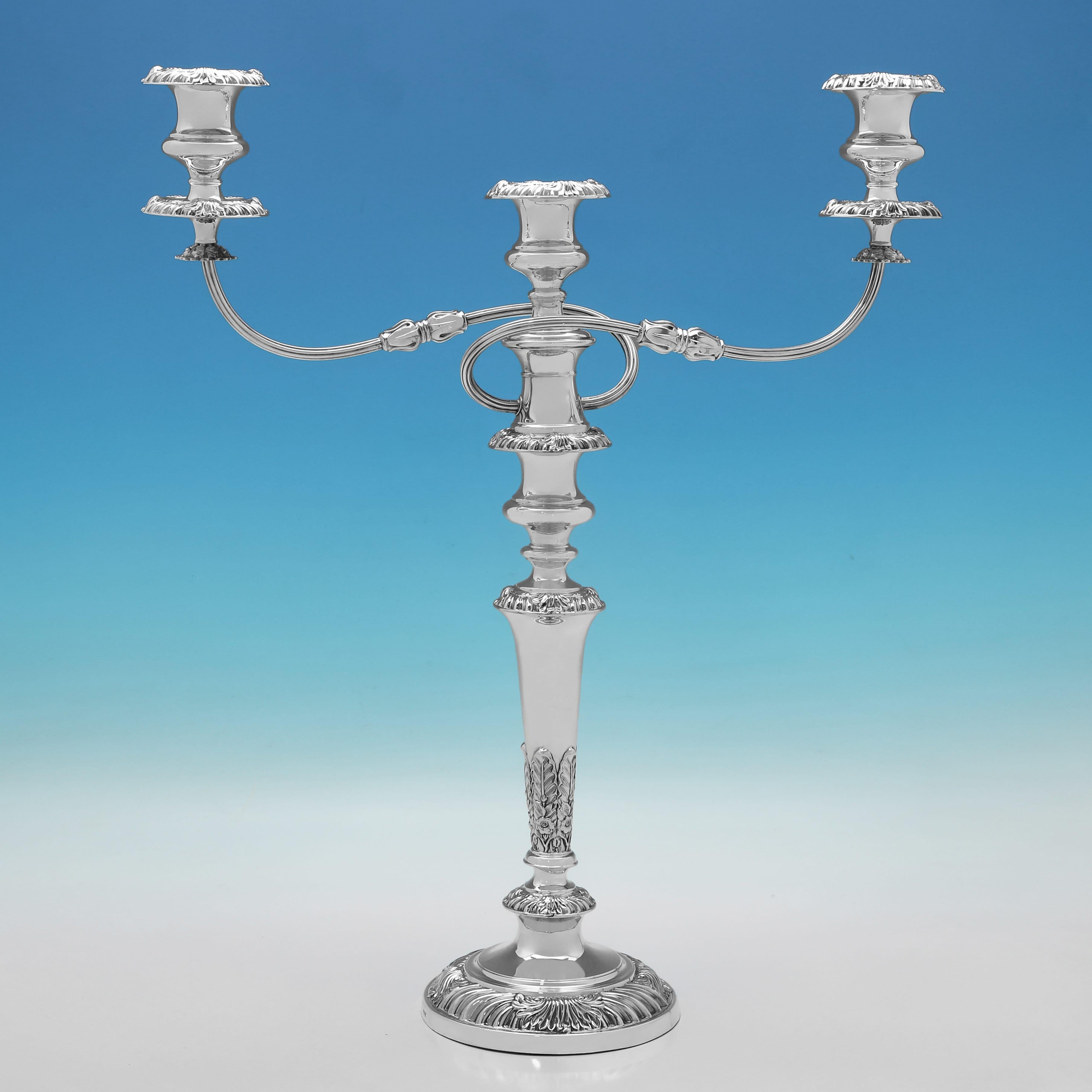 Con il marchio di garanzia di Ellis & Co. a Londra nel 1926, questa attraente coppia di candelabri in argento Sterling del periodo di George I.I. presenta bordi a conchiglia e gadroon, beccucci rimovibili e dettagli in acanto sulle colonne. Ogni