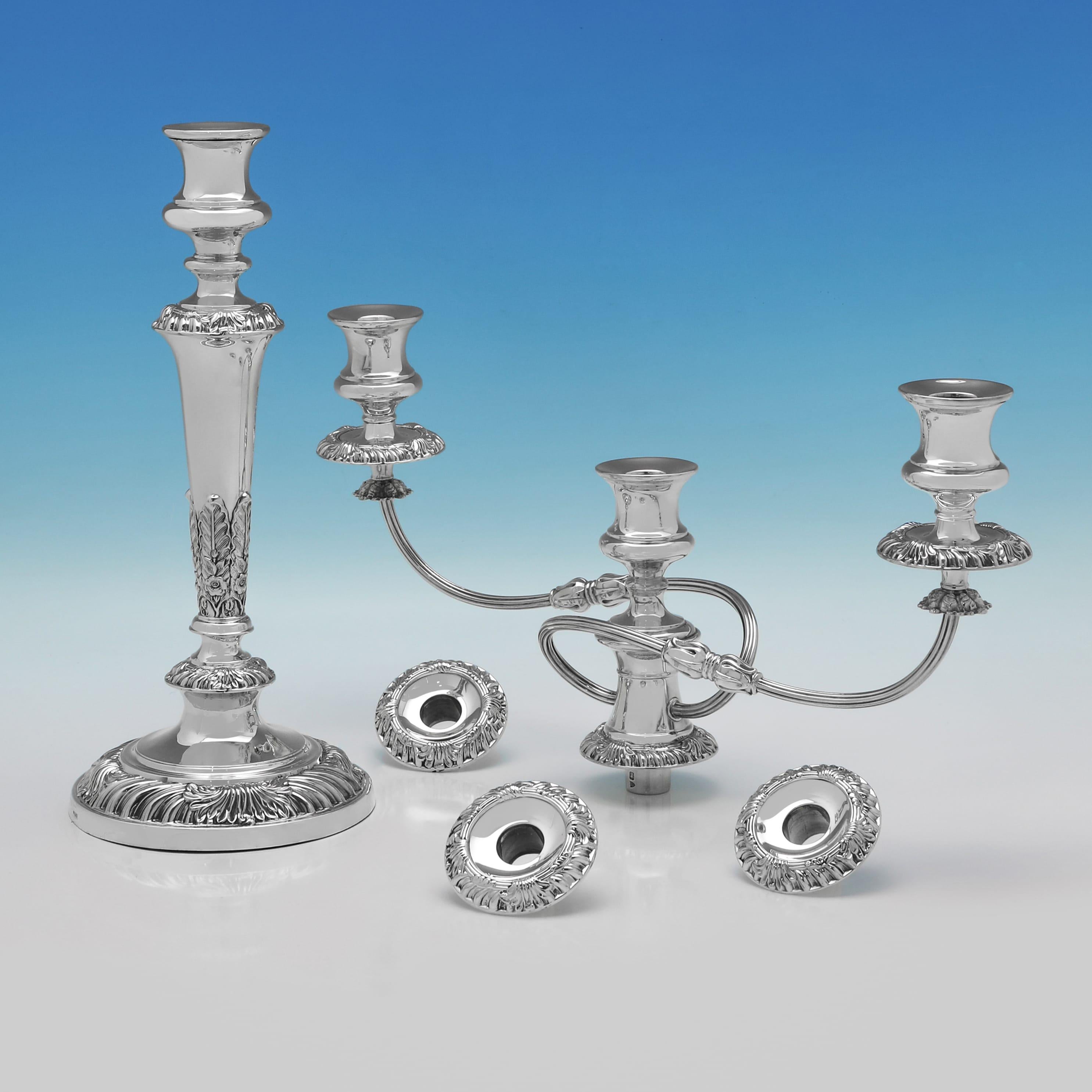Inglese Coppia di candelabri in argento sterling realizzati a Londra nel 1926 in vendita