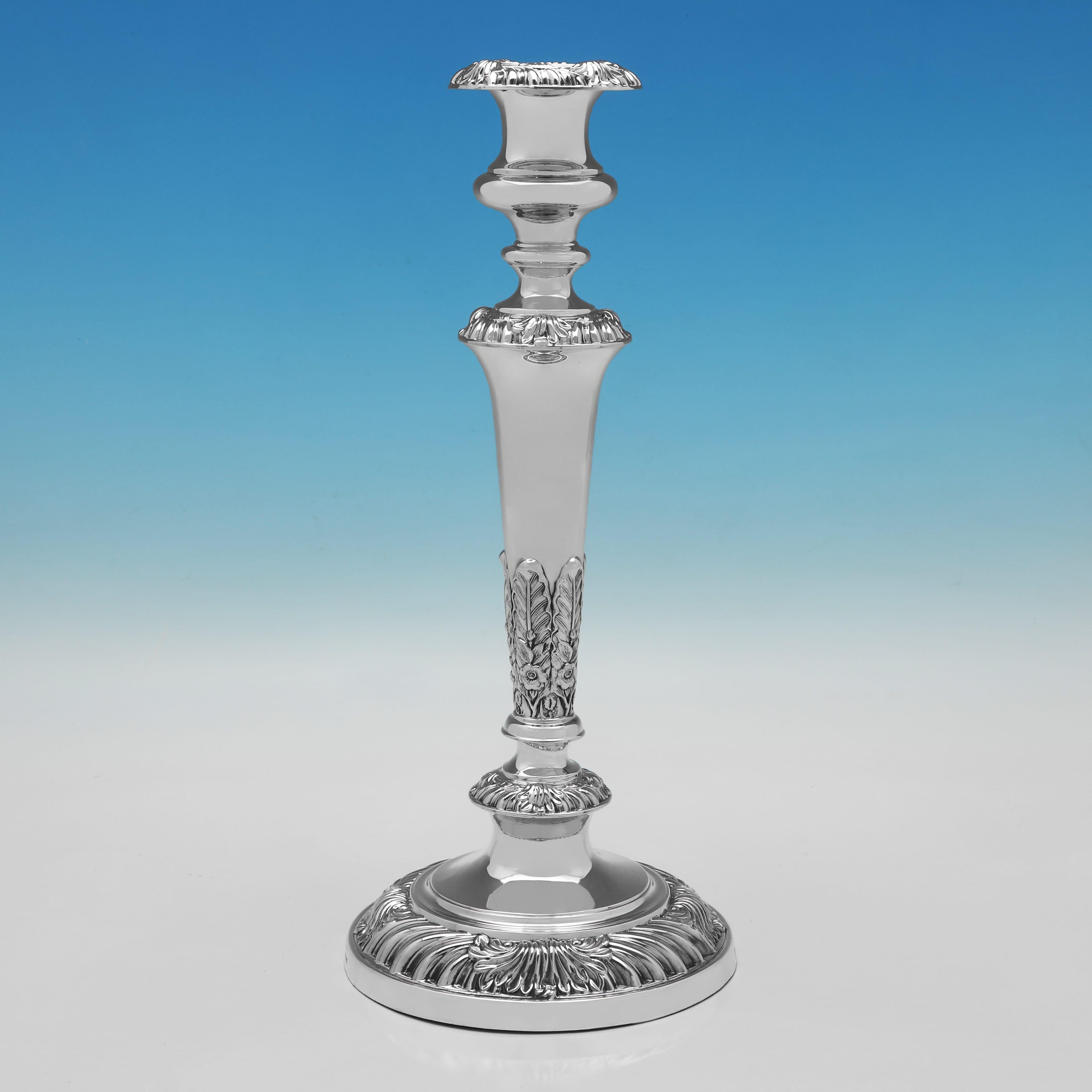 Coppia di candelabri in argento sterling realizzati a Londra nel 1926 In condizioni buone in vendita a London, London