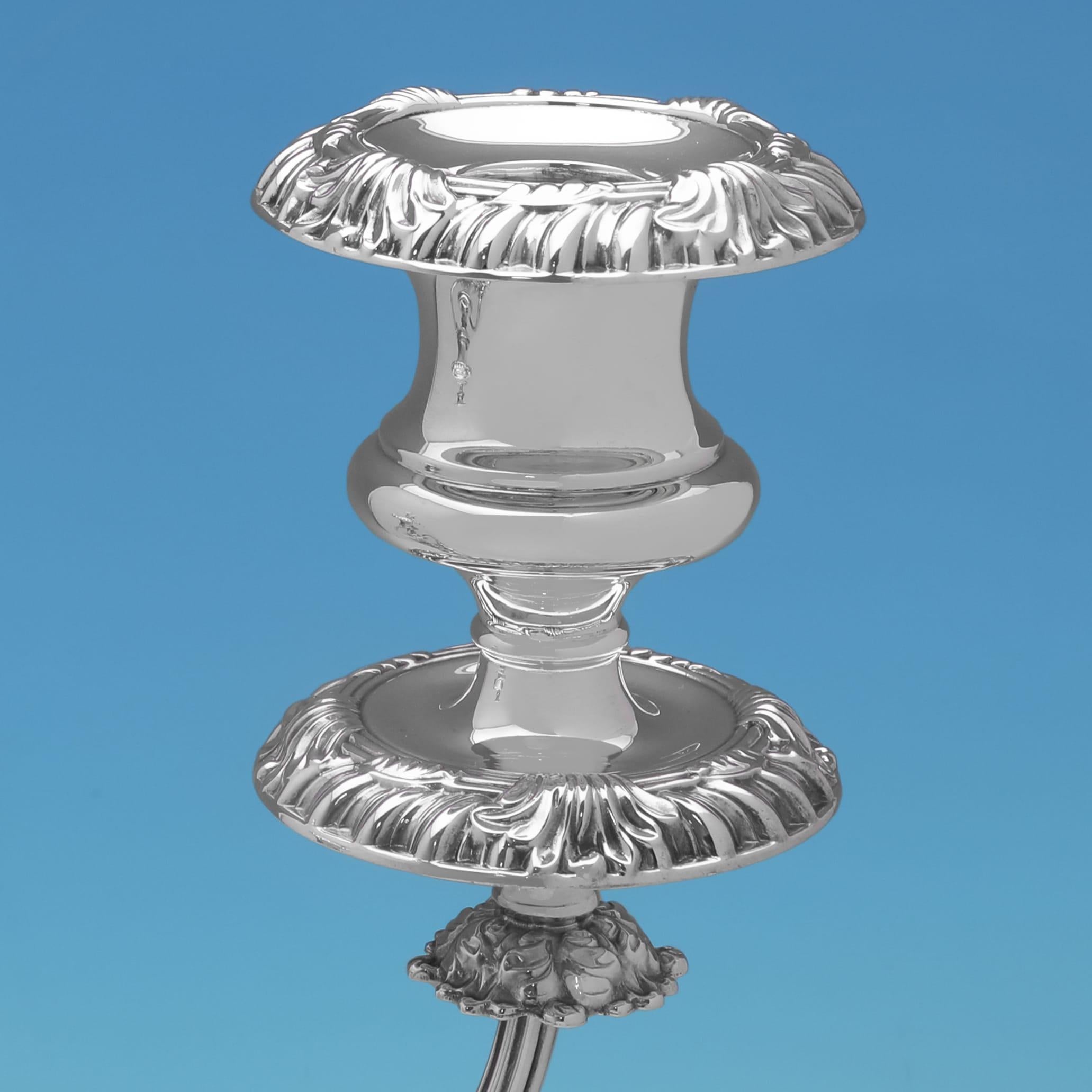 Argento 925 Coppia di candelabri in argento sterling realizzati a Londra nel 1926 in vendita