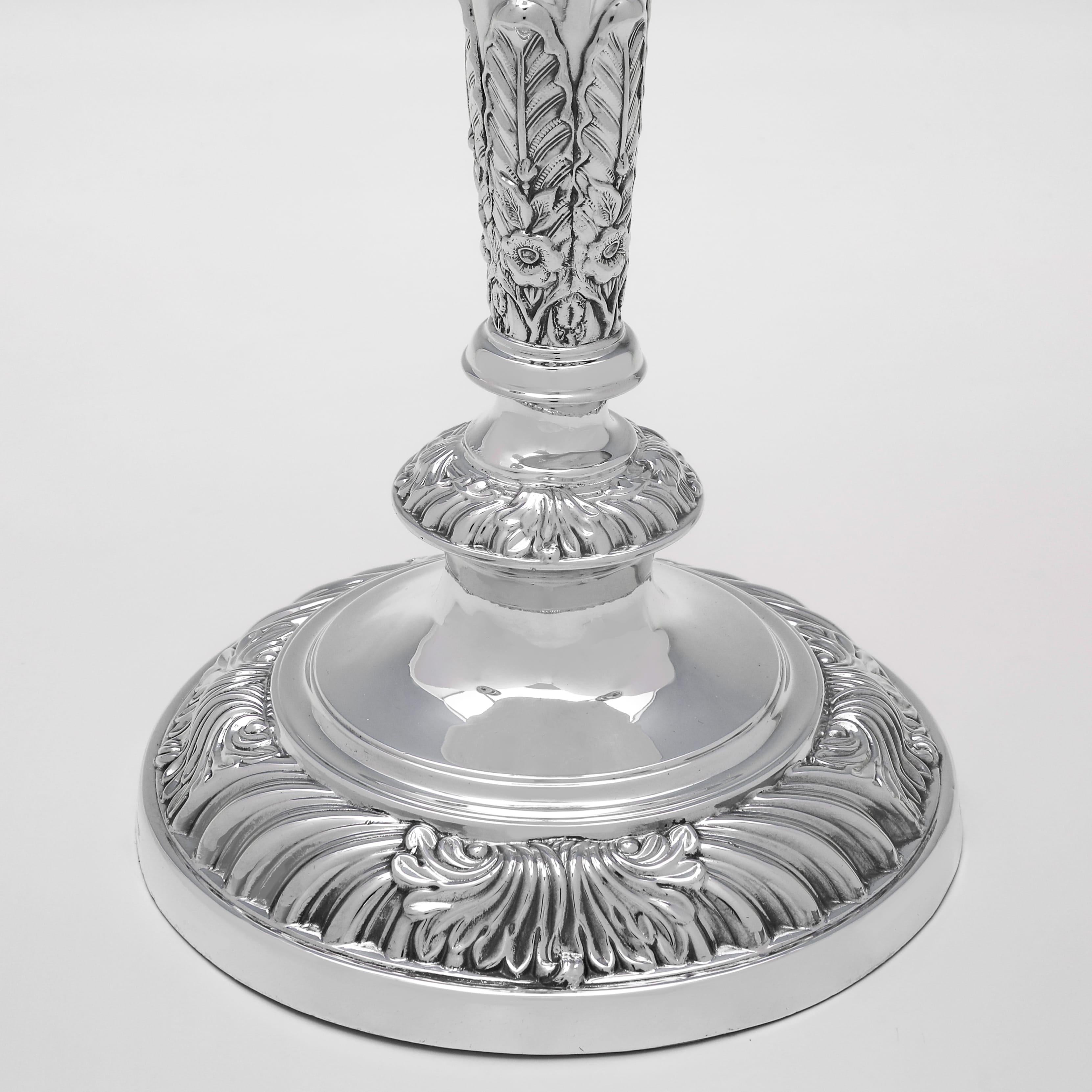 Coppia di candelabri in argento sterling realizzati a Londra nel 1926 in vendita 1