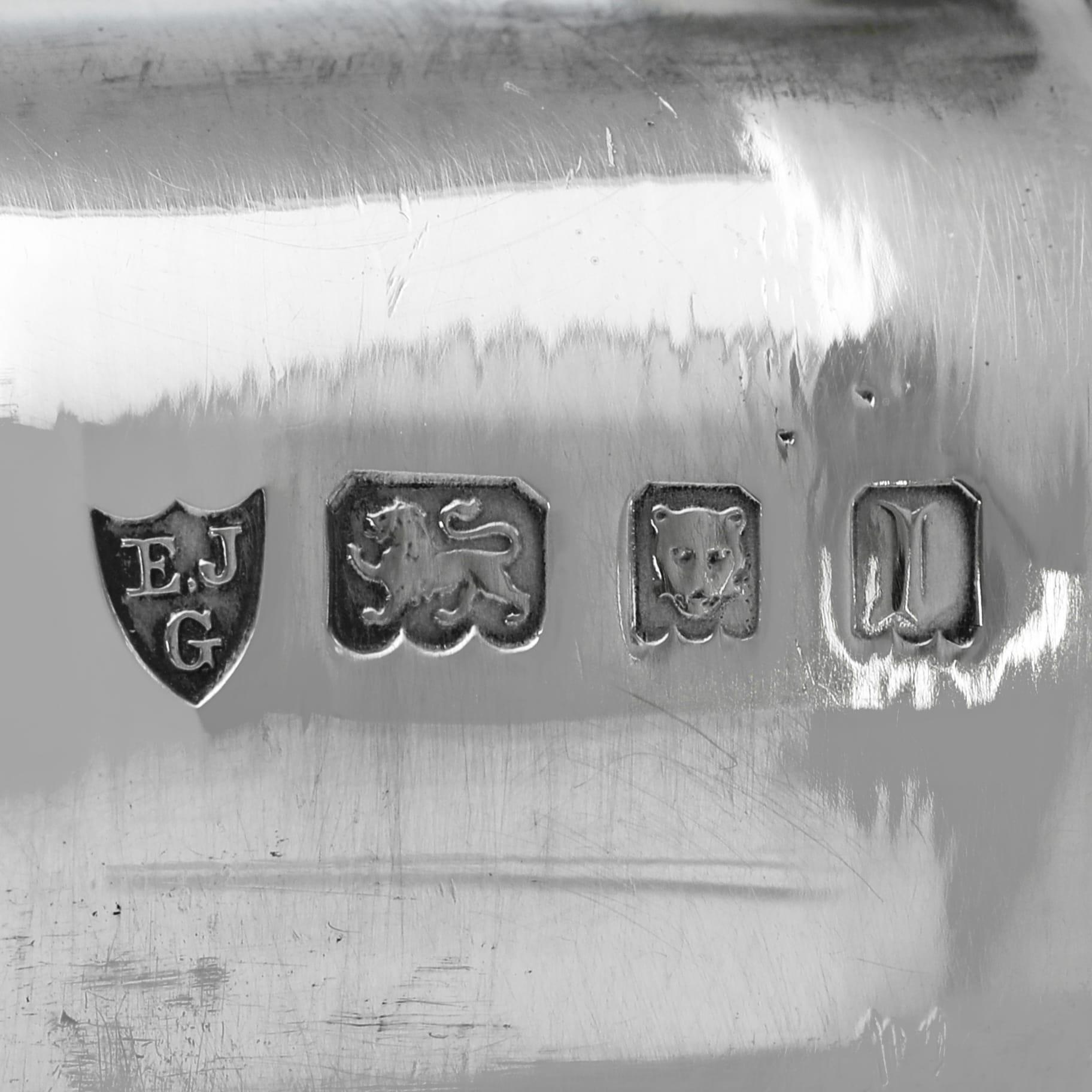 Coppia di candelabri in argento sterling realizzati a Londra nel 1926 in vendita 2