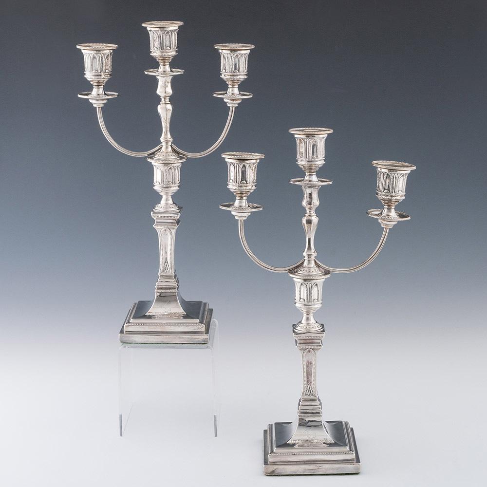 Intitulé : Paire de candélabres en argent sterling avec appliques amovibles
Date : Poinçonné en 1883 à Sheffield pour Charles Favell
Période : Victoria
Origine : Sheffield, Yorkshire, Angleterre
Décoration : Candélabre à trois branches avec