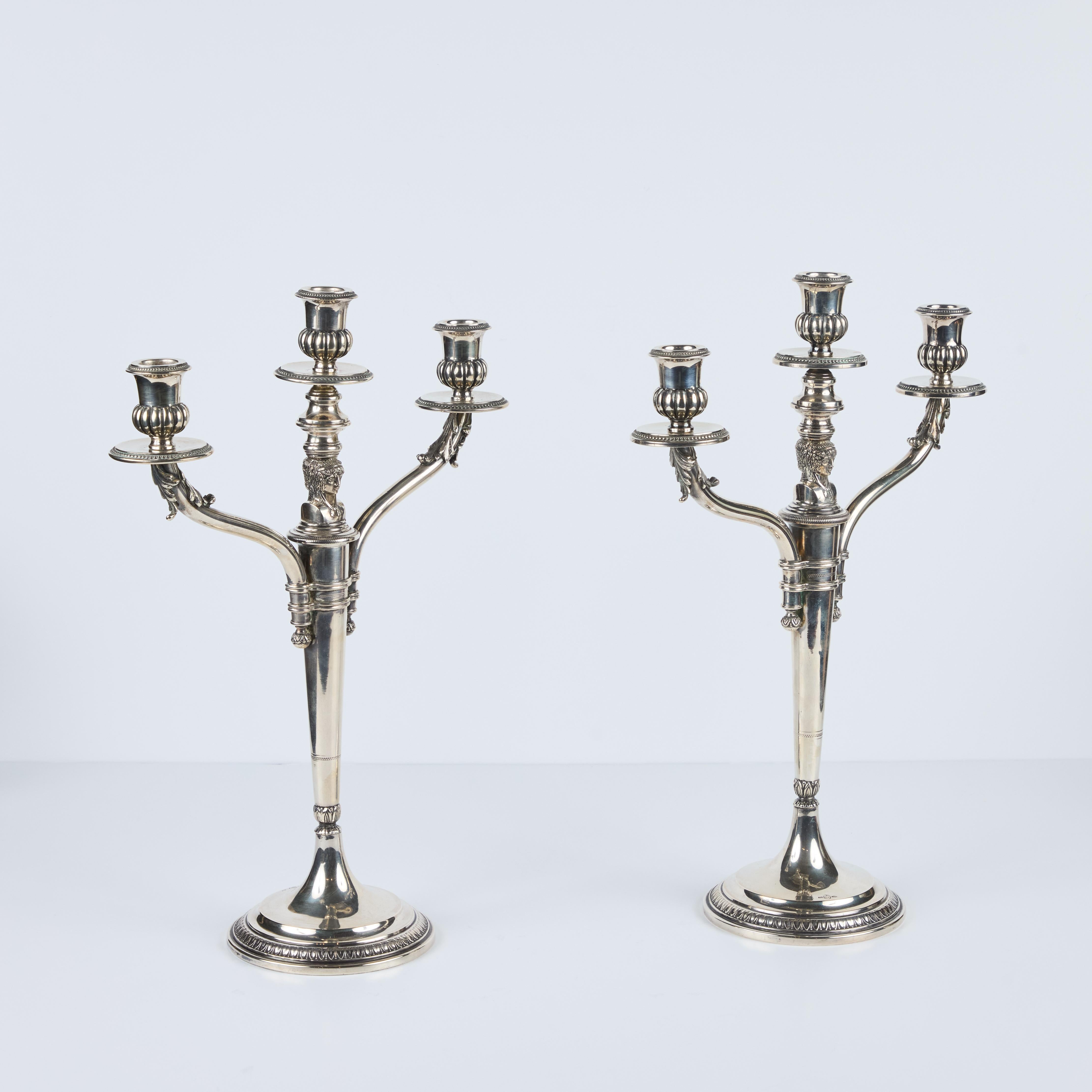 
Coppia di candelabri a 3 steli in argento sterling (1511 grammi di sterling) con doppio Giano sullo stelo.  
