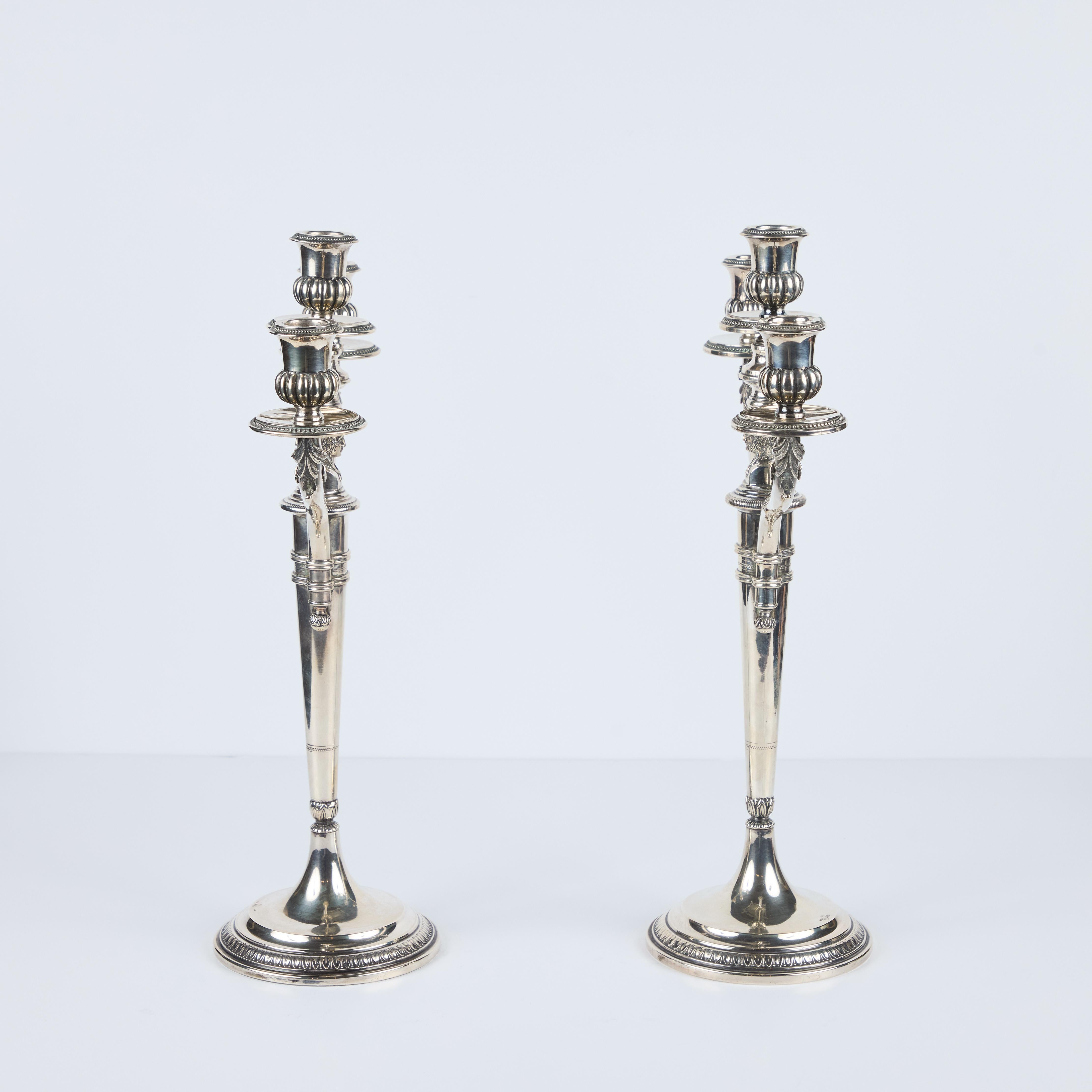 Italiano Coppia di candelabri in argento 925 con doppio Giano in vendita