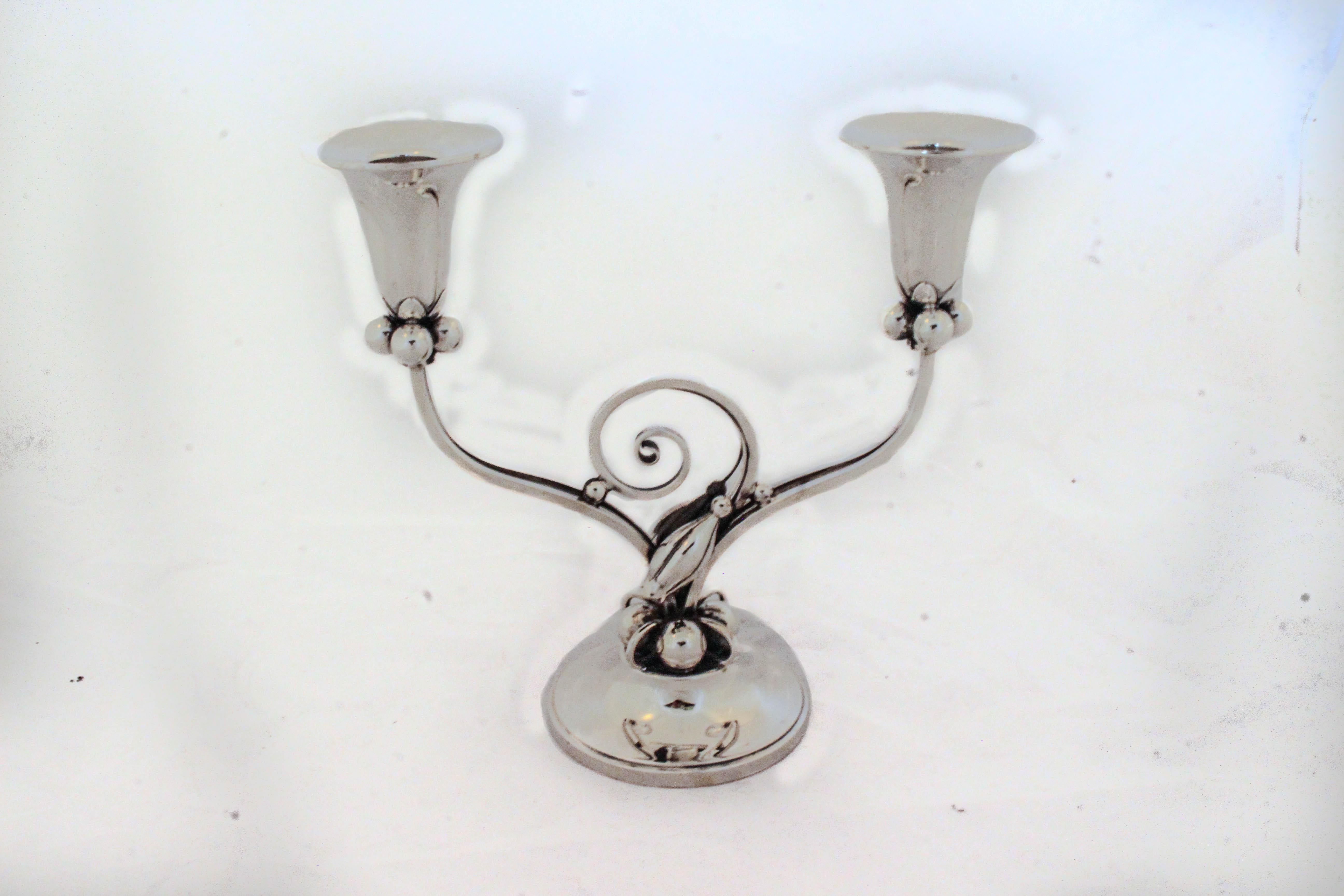 Nos complace ofrecer este par de candelabros de dos brazos de plata de ley de la Durham Silver Company.  Tienen un aspecto y un tacto jensenescos: el motivo de la flor en flor y las bolas alrededor del pedestal y debajo de cada taza.  Muchos de los