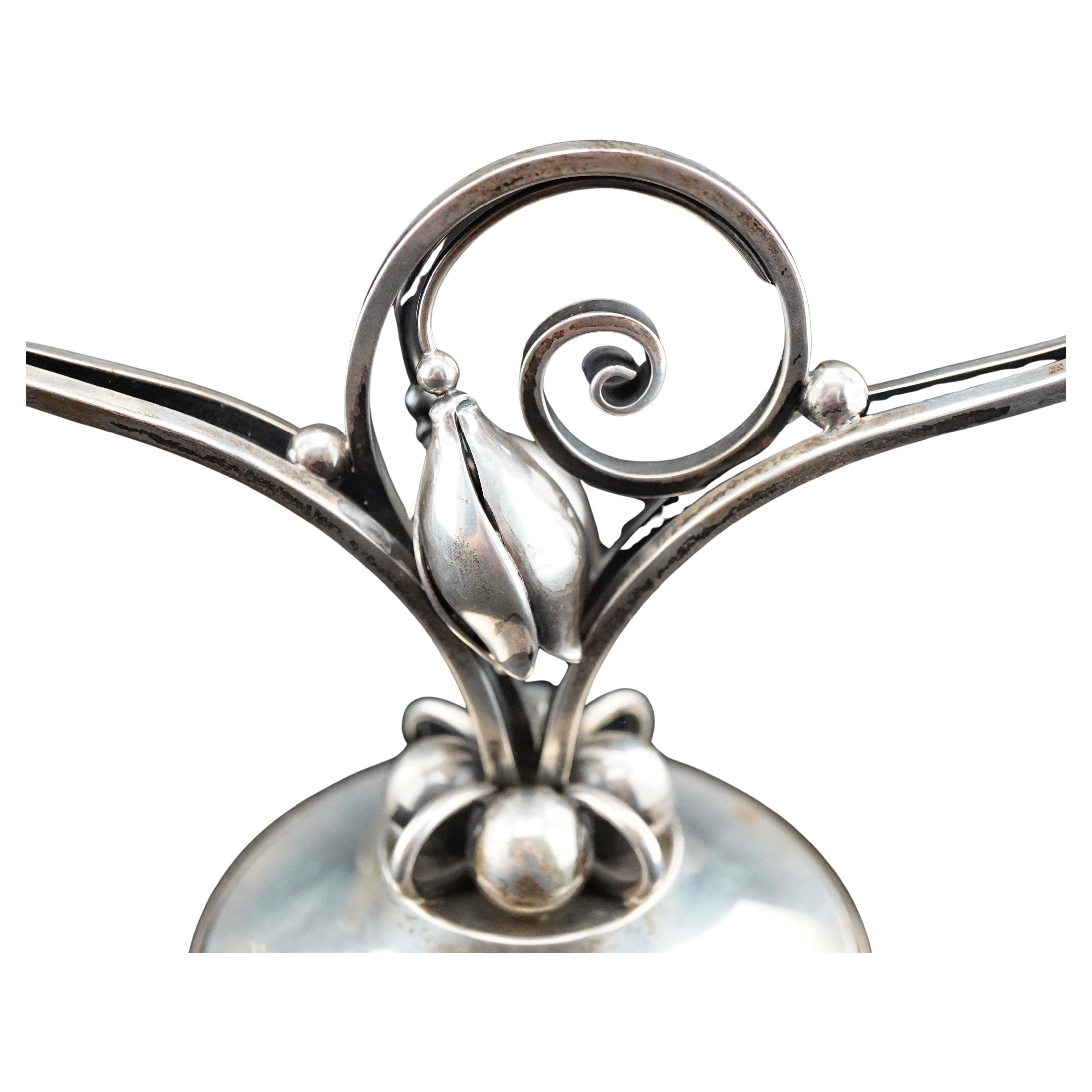 Paar moderne 2-Licht-Kandelaber aus Sterlingsilber aus der Jahrhundertmitte. Entworfen von Alphonse La Paglia (gest. 1953) für die International Silver Co. in Meriden, Conn. Zwei Arme, jeweils bestehend aus zwei offenen viereckigen Schnecken, die in