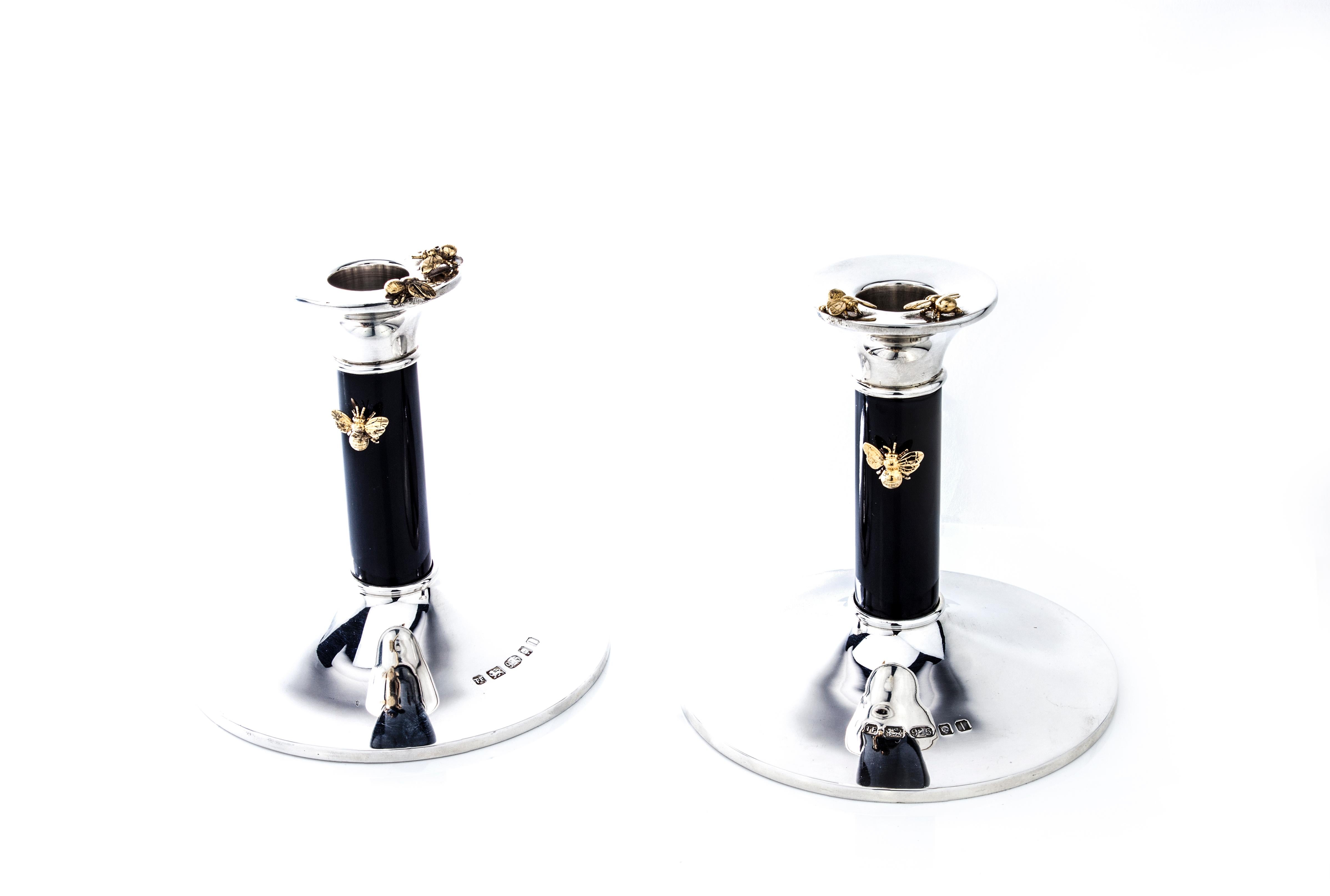 Pair of sterling silver candlesticks, decorated with gilded bees and black lacquer columns
Maker: Theo Fennell
Made in London 2010
Fully hallmarked.

Dimensions:
Diameter x height 12.7 x 13 cm
Gross weight: 469 grams total

Condition: