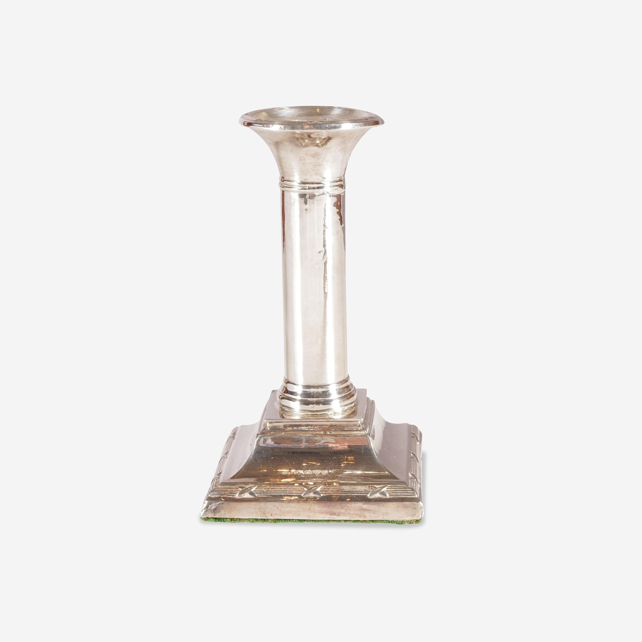 Pair of candlesticks, silver 925/-, Birmingham 1915, square base with cross-band decoration

Height 13 cm, diameter base 7.5 x 7.5 cm
