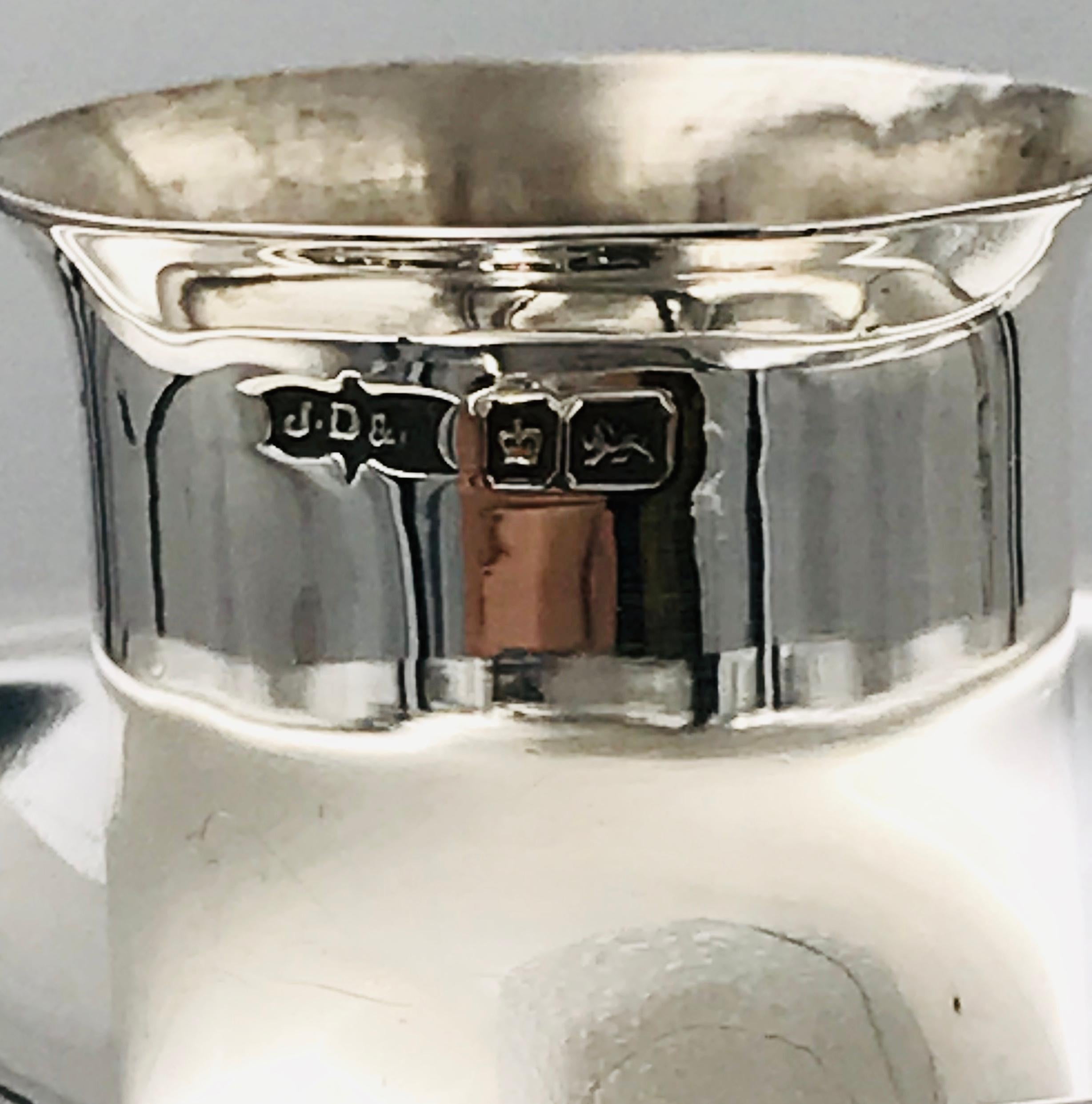 Pareja de candelabros de plata de ley siglo XX en venta