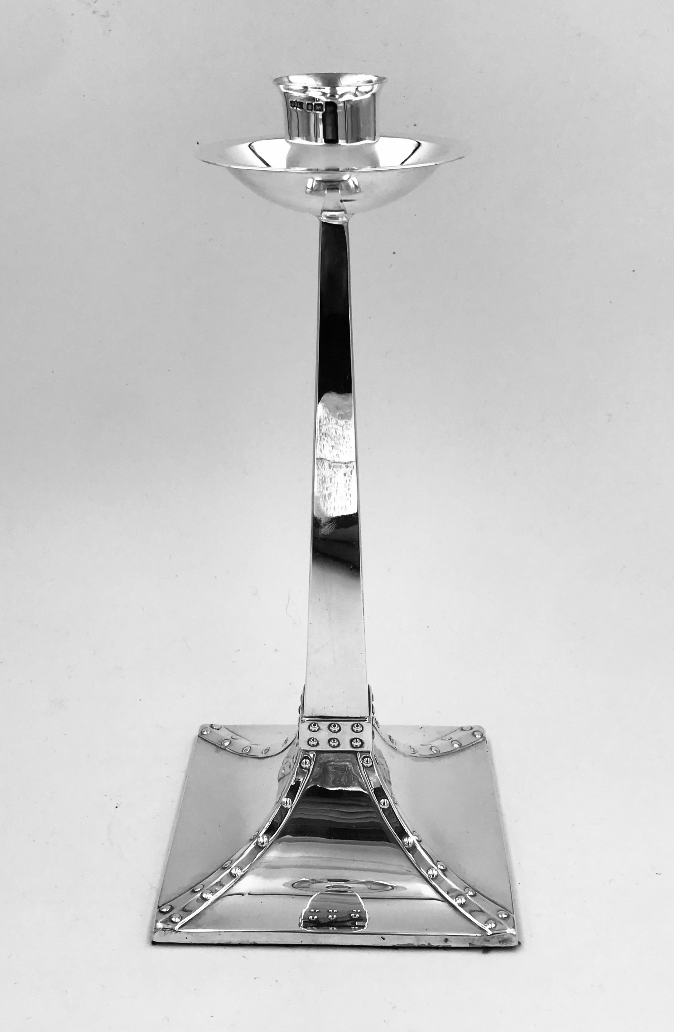 Pareja de candelabros de plata de ley Silver en venta
