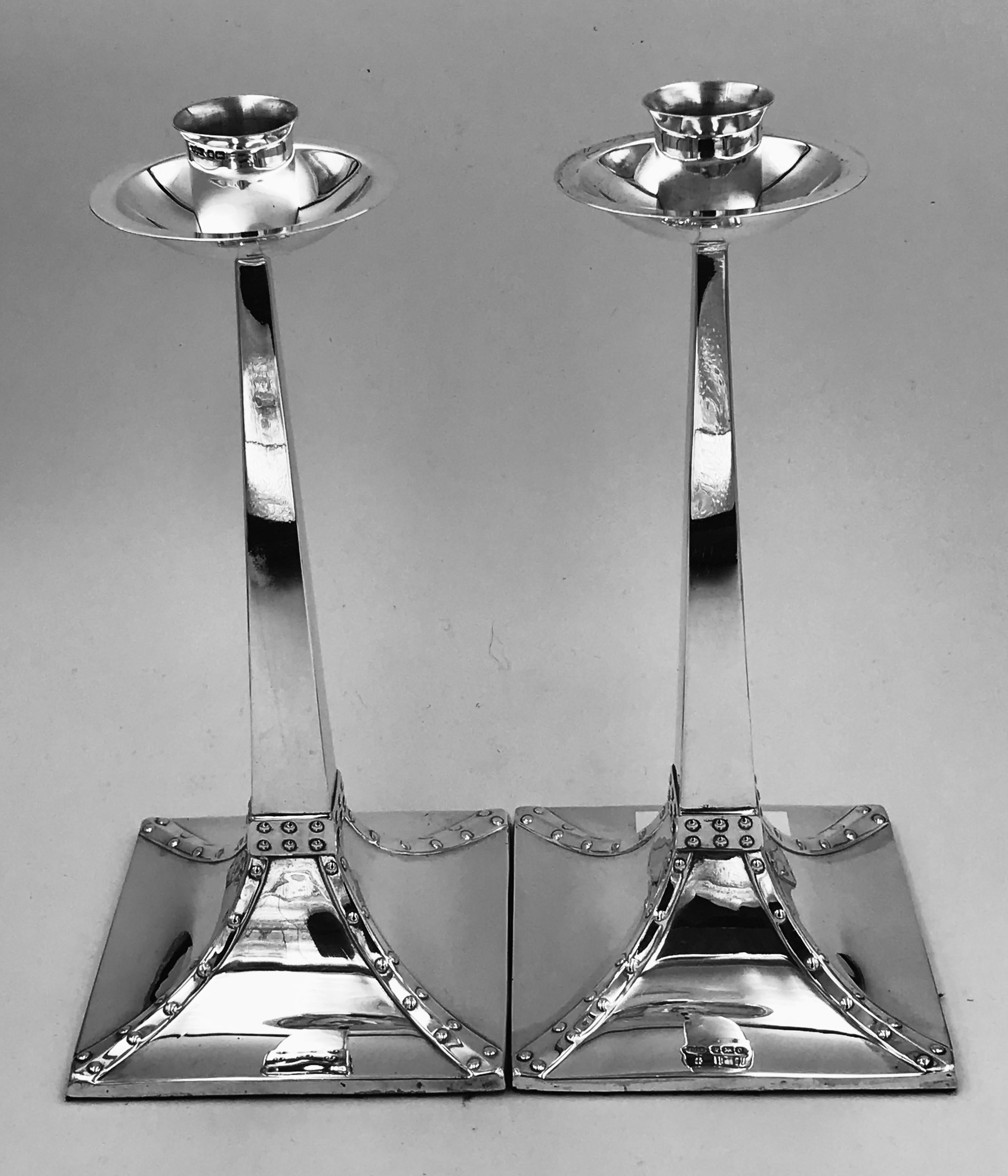 Pareja de candelabros de plata de ley en venta 1