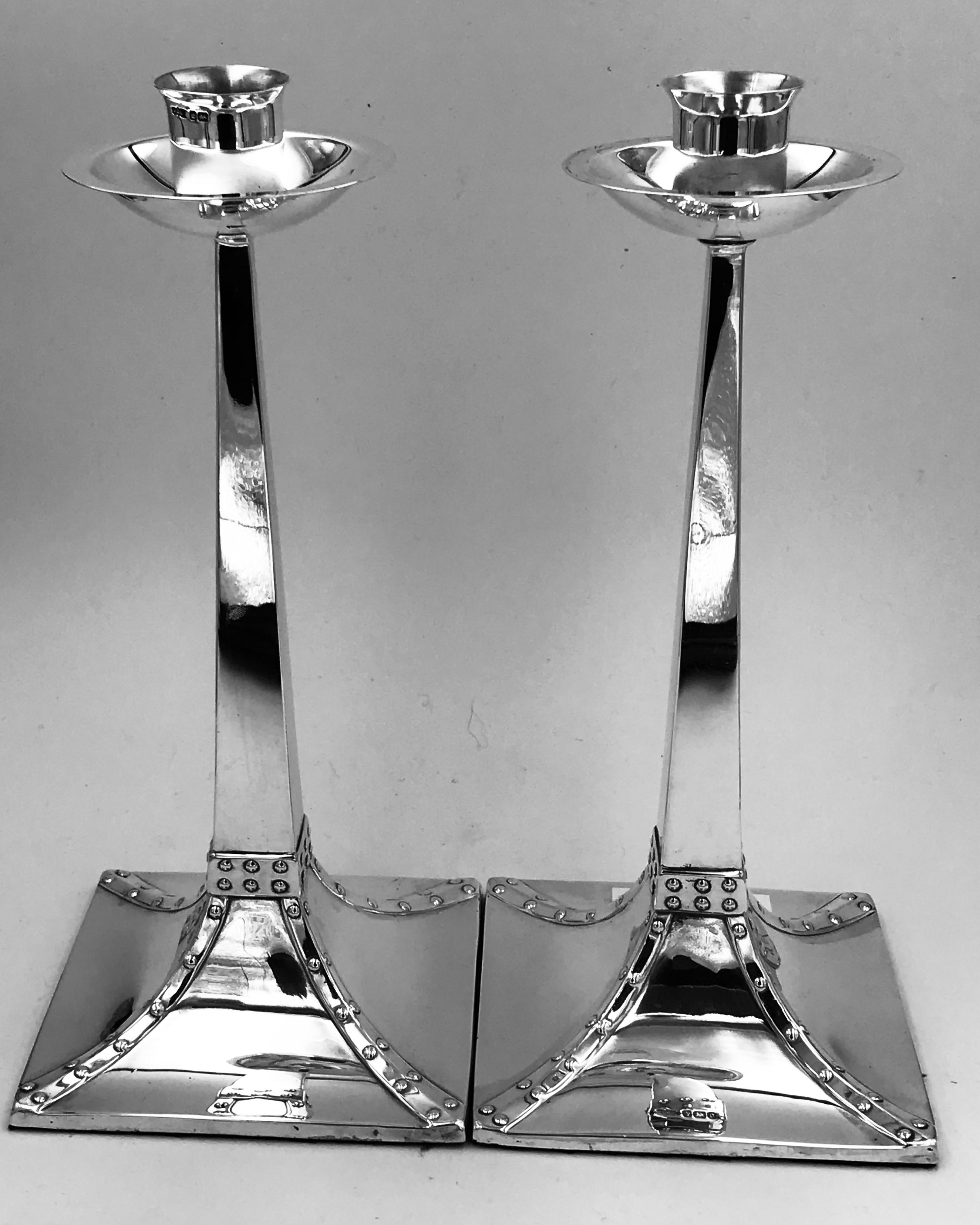 Pareja de candelabros de plata de ley en venta 2