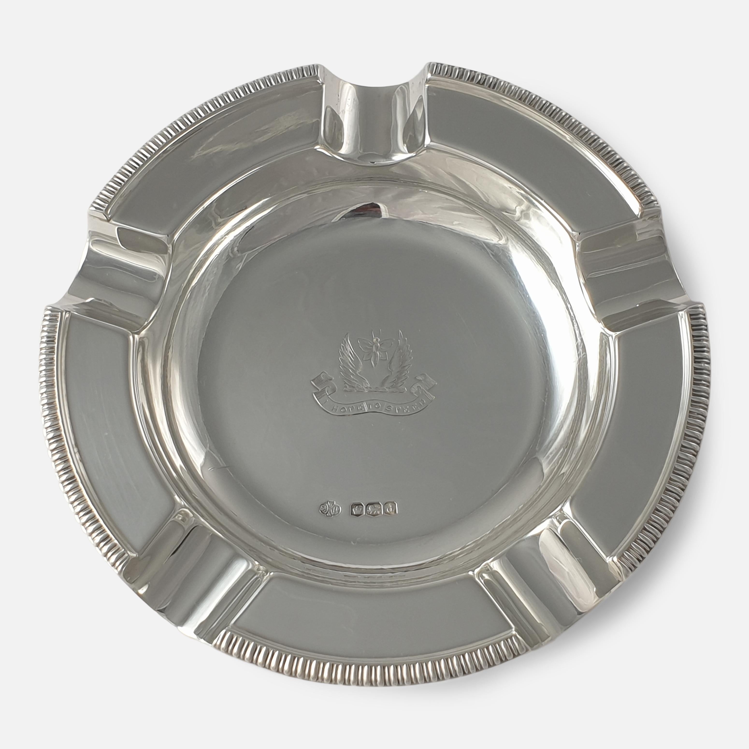 Coppia di posacenere con cimiero in argento sterling Giorgio V. I posacenere sono di forma circolare, con il bordo decorato e inciso con lo stemma di Butterwick. I posacenere sono prodotti da William Hutton & Sons Ltd., con i marchi di Sheffield,