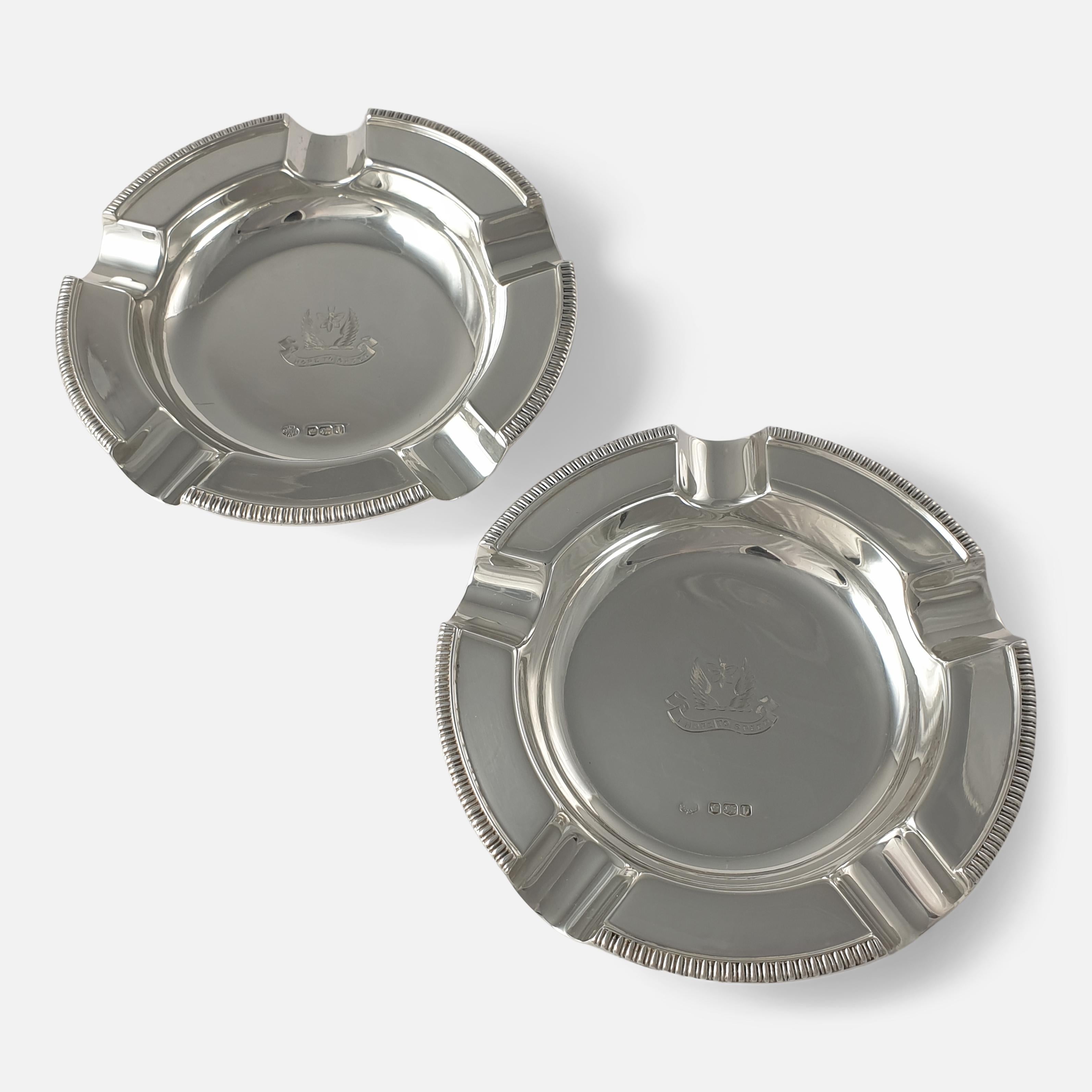 Britannico Coppia di posacenere a cimiero in argento sterling, William Hutton & Sons in vendita