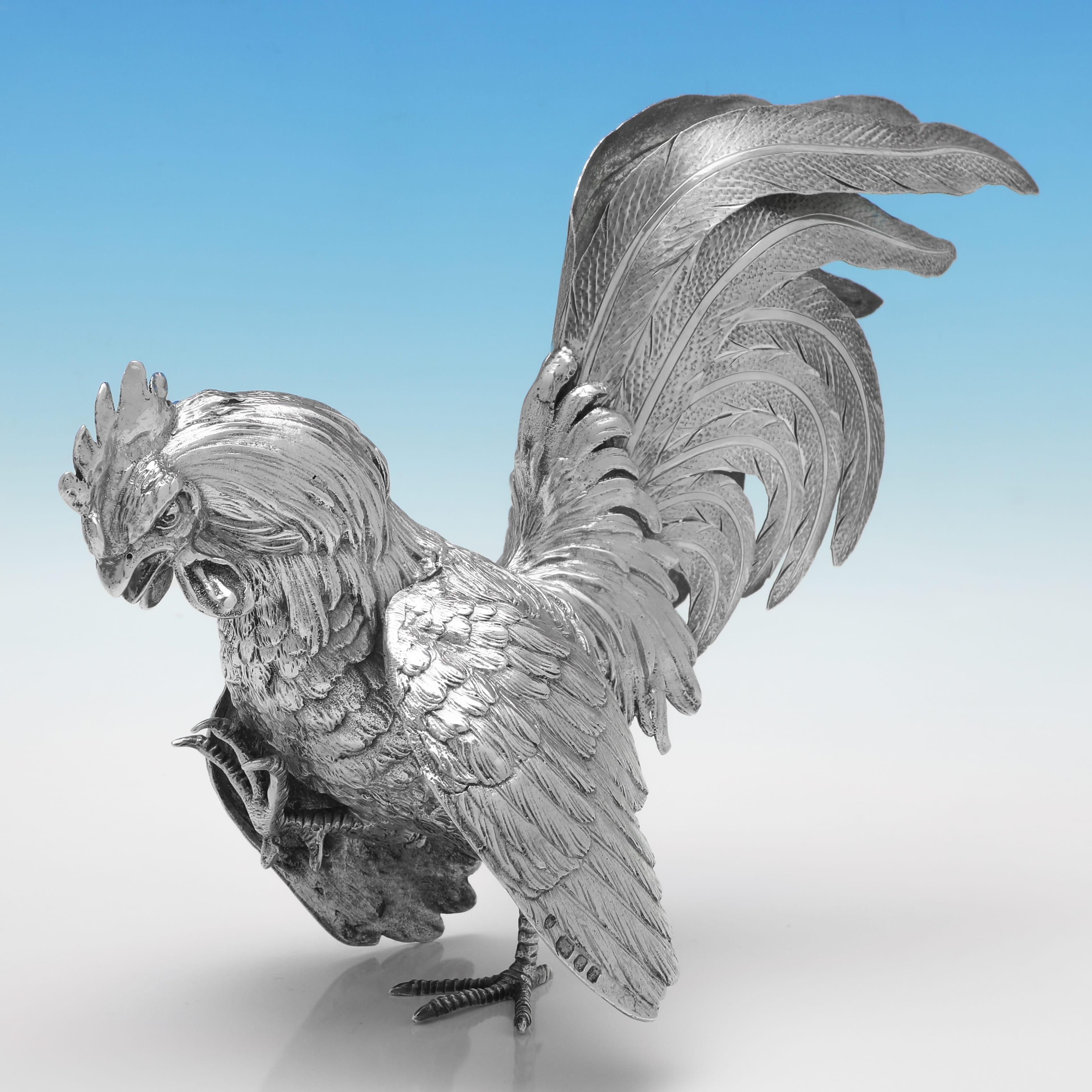 Pareja de gallos de pelea de plata de ley fabricados en Londres en 1968 por Barnards mediados del siglo XX en venta