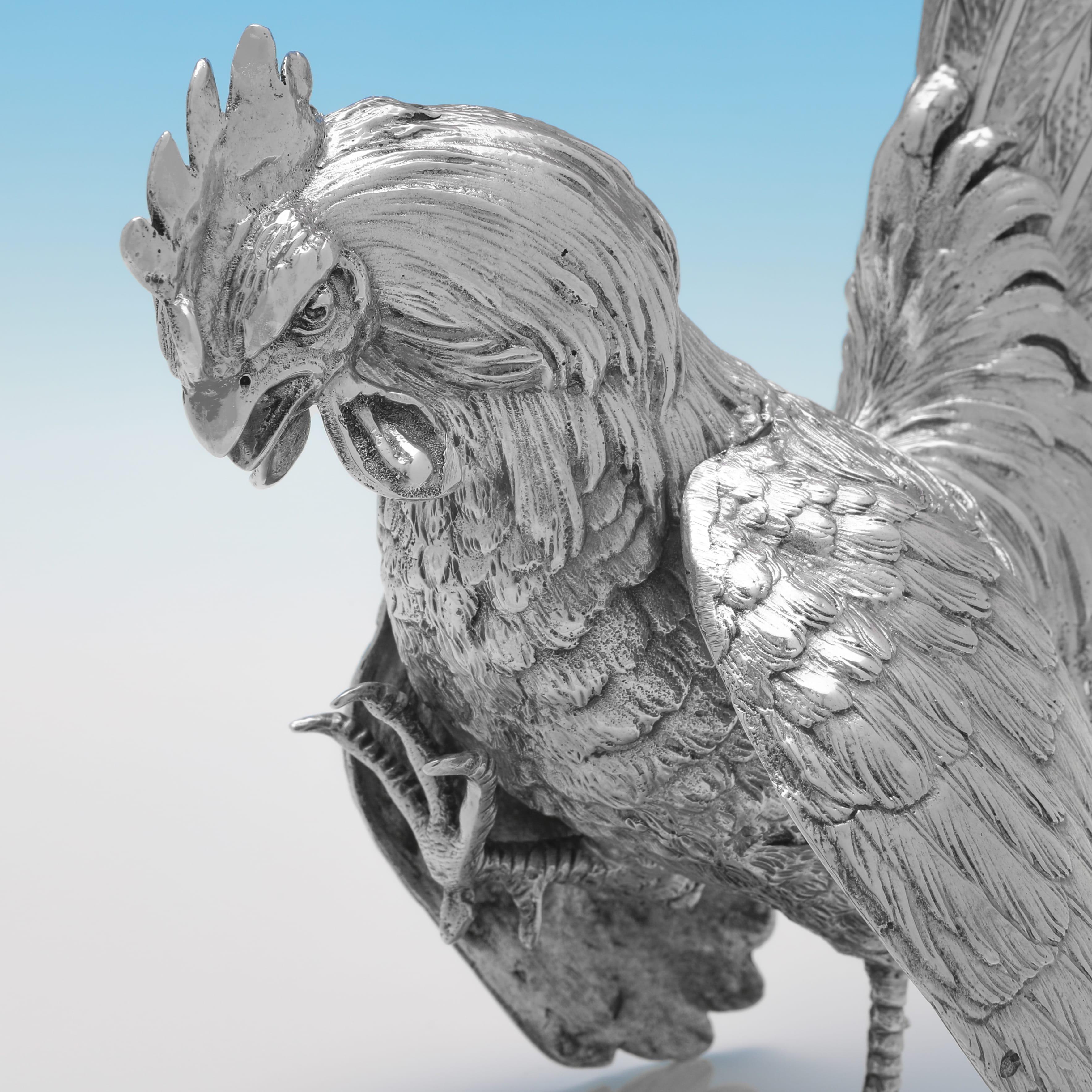 Pareja de gallos de pelea de plata de ley fabricados en Londres en 1968 por Barnards en venta 1