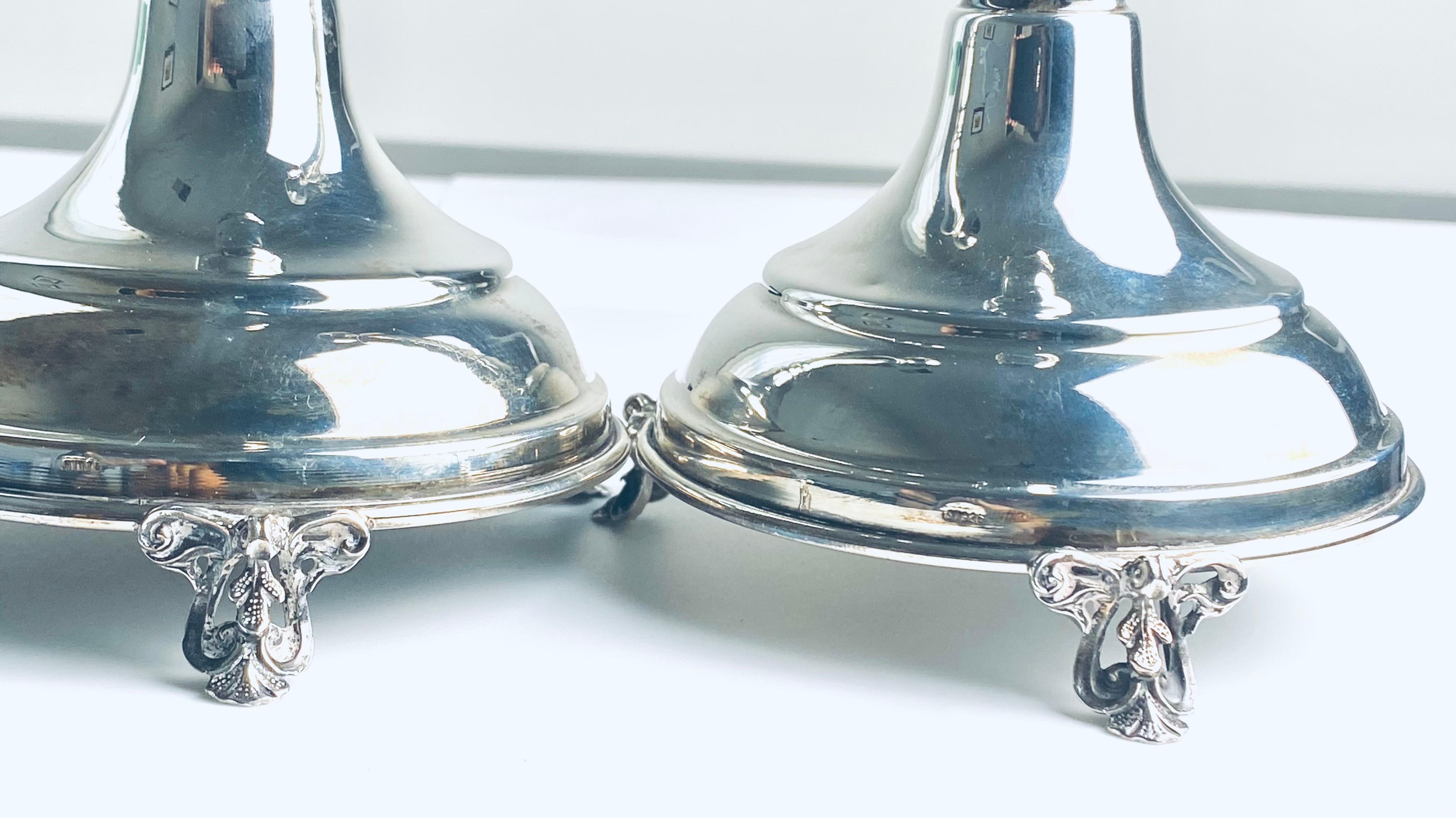 Coppia di candelabri da Shabbat con piede in argento sterling con il timbro 