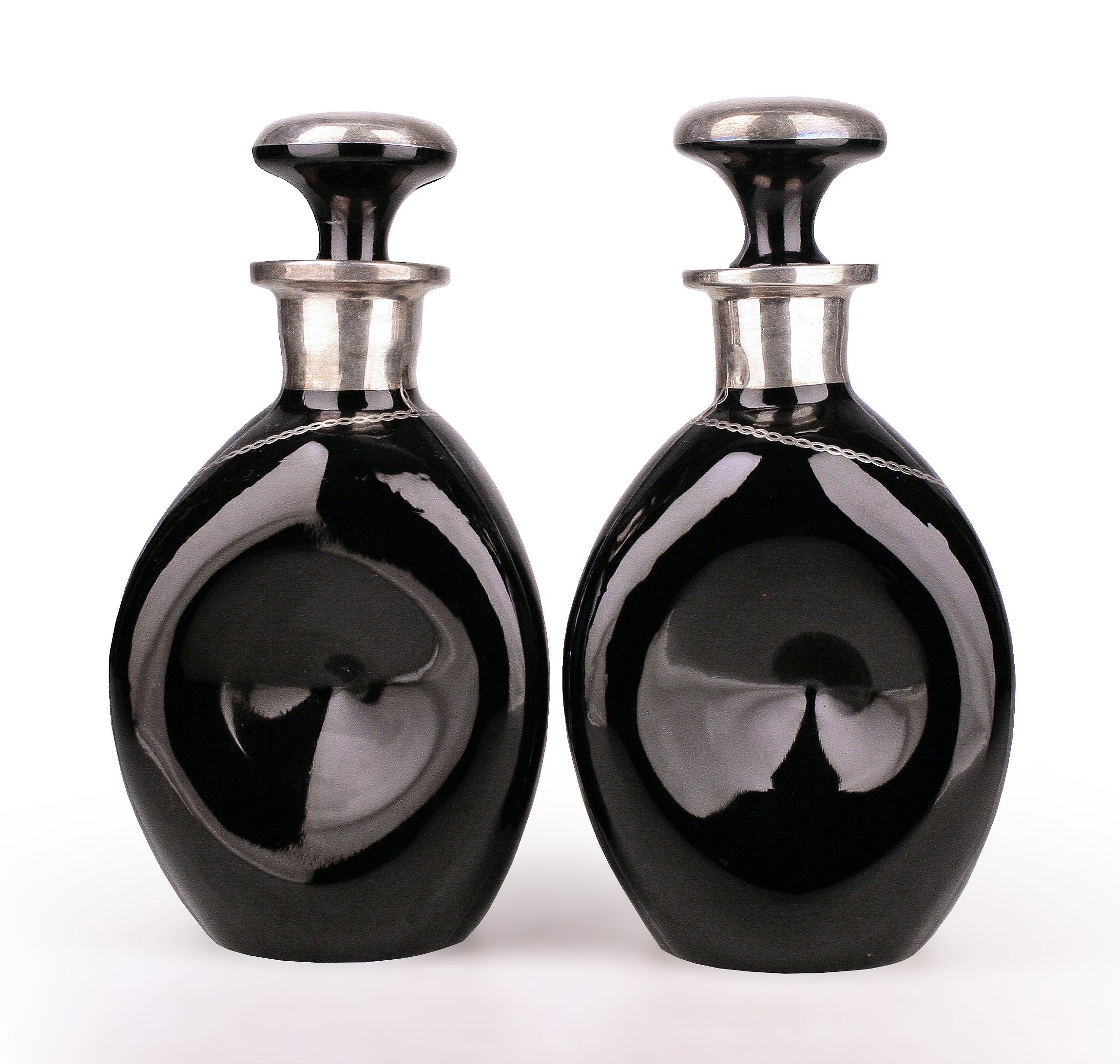 Paar Sterling Silver Glas Art Déco Pinched Black Scotch und Gin Dekanter (Französisch) im Angebot