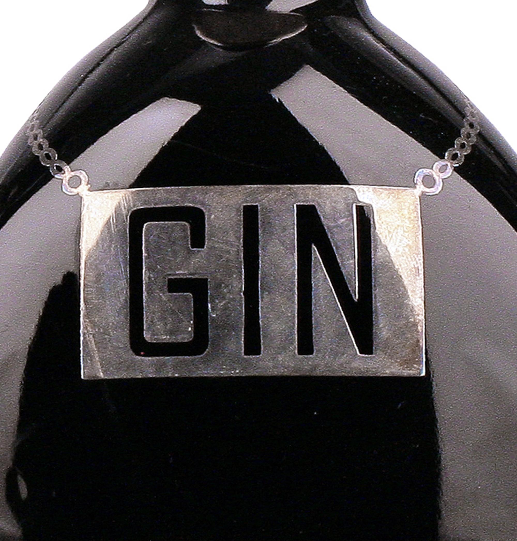 Pareja de decantadores de ginebra y whisky negro pellizcados de cristal Art Déco de plata de ley en venta 1