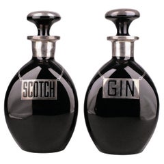 Paar Sterling Silver Glas Art Déco Pinched Black Scotch und Gin Dekanter