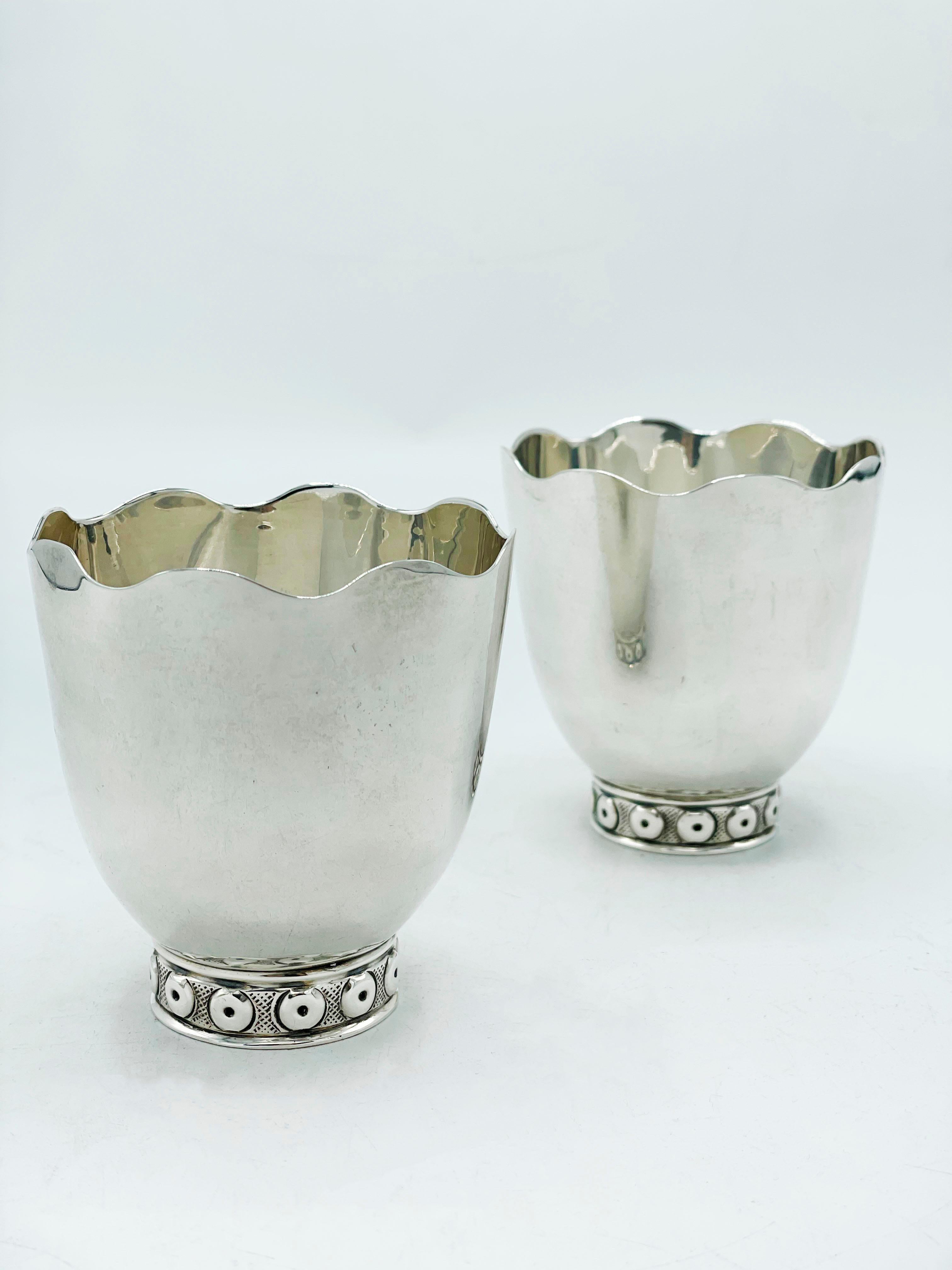 Paire de verres en argent sterling par Tane Orfebres
Ces verres sont de très belles pièces pour ceux qui collectionnent l'argenterie mexicaine, l'argenterie de ce fabricant, ou pour ceux qui recherchent une pièce de ce type pour décorer leur maison