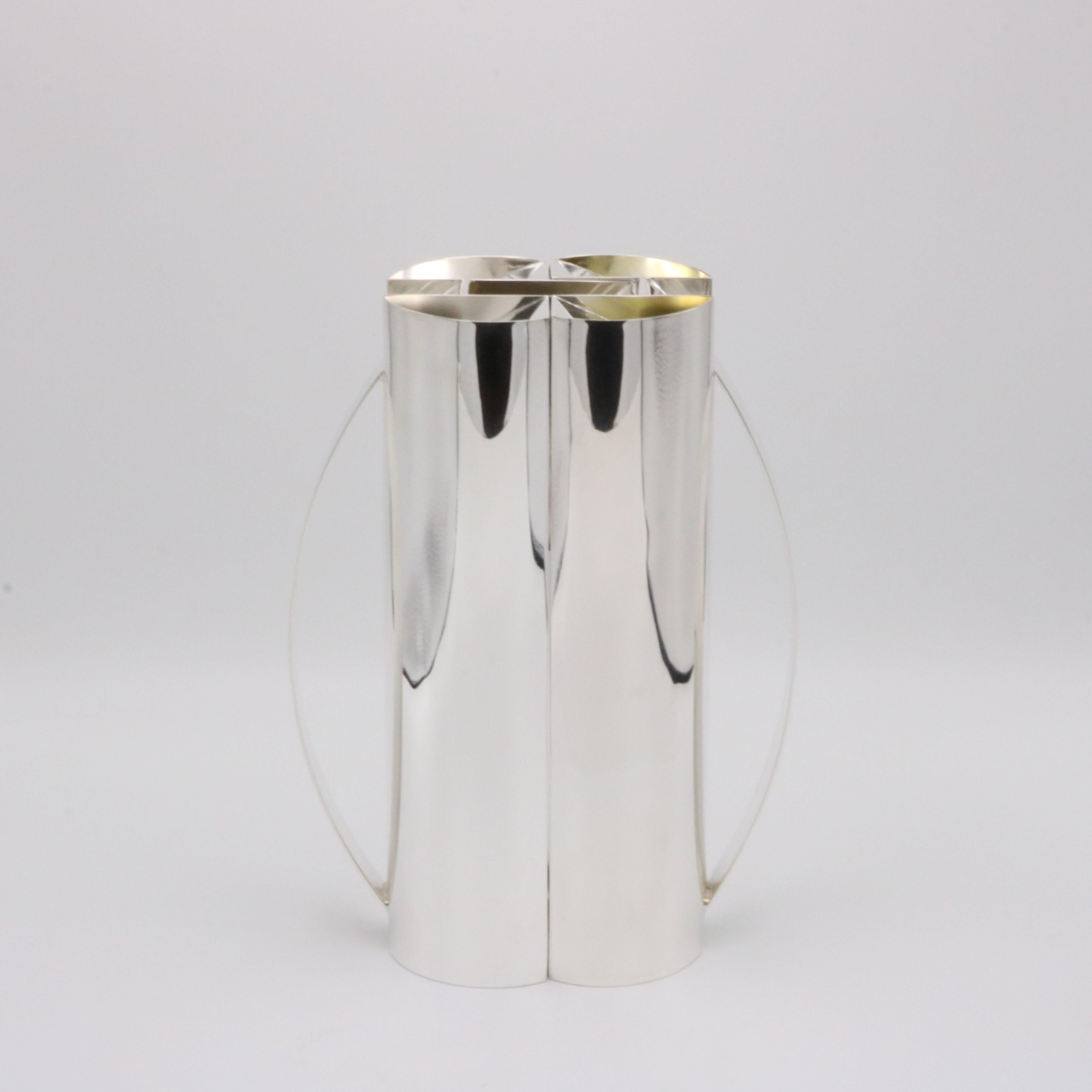 Coppia di caraffe a incastro in argento
disegnata da Mario Botta per Cleto Munari,
marchio del produttore Rossi & Arcandi, Vicenza 1989,
edizione 49/99. Marcato 925.