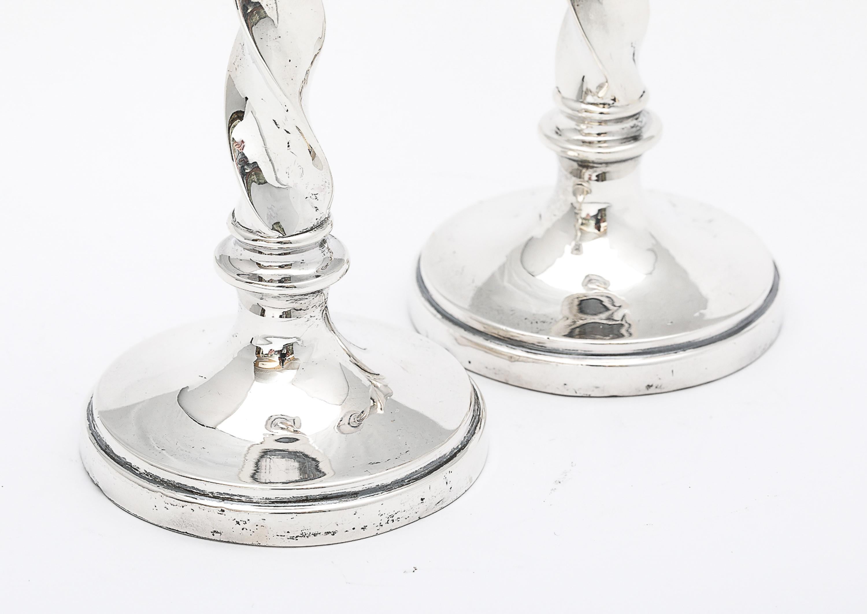Coppia di candelieri in argento sterling in stile giacobino Barley Twist in vendita 3