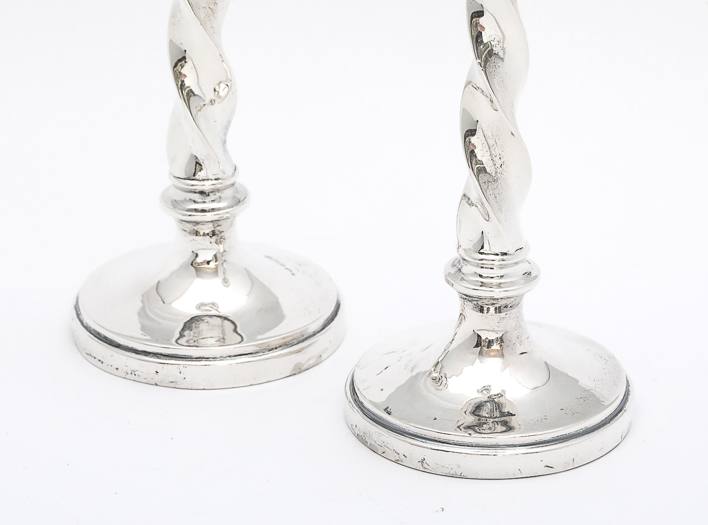 Coppia di candelieri in argento sterling in stile giacobino Barley Twist in vendita 4