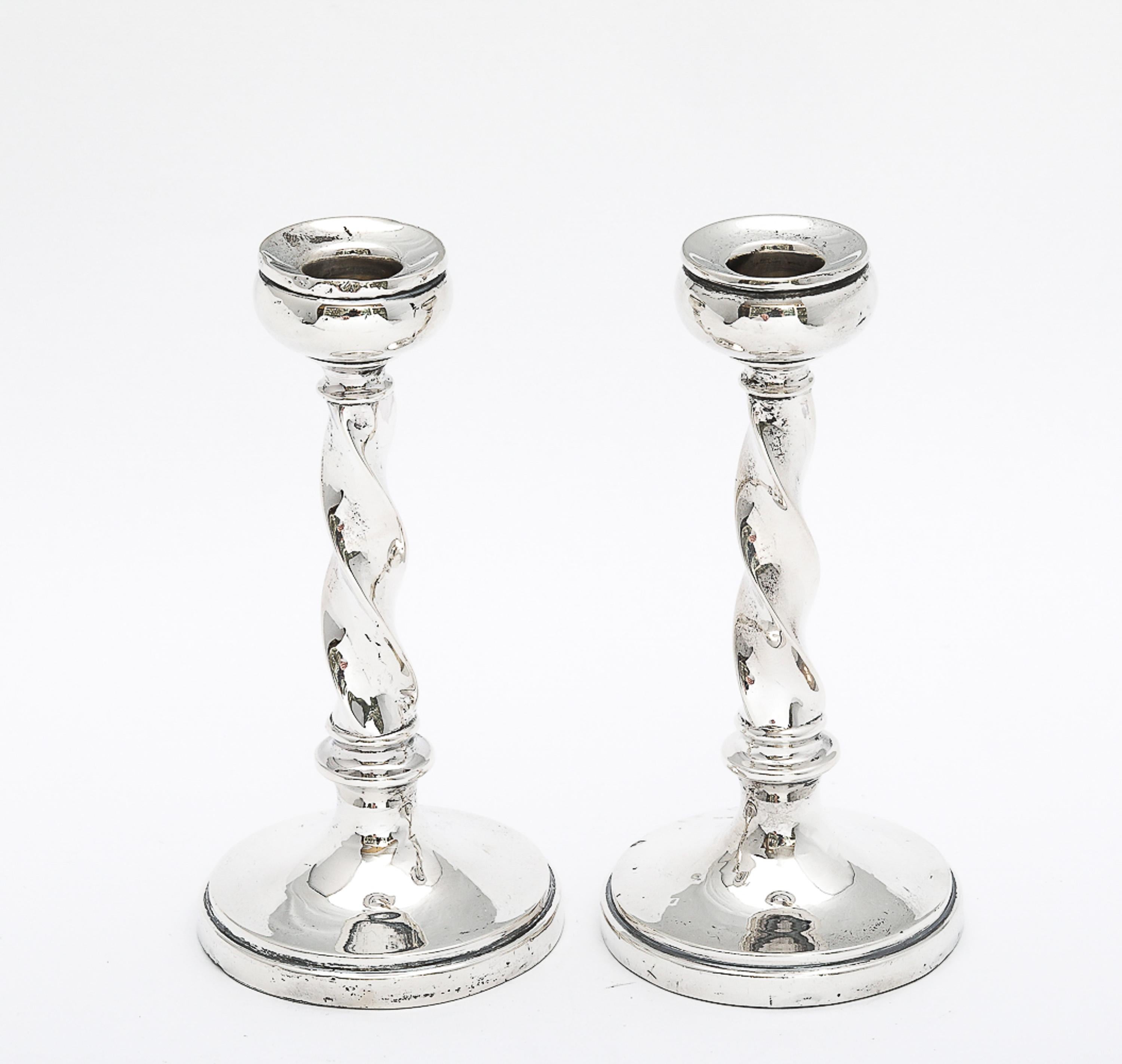 Coppia di candelieri in argento sterling in stile giacobino, Birmingham, Inghilterra, con marchio dell'anno 1926, Sanders & Mackenzie - produttori. Ogni candeliere misura 5 pollici di altezza x 2 pollici e mezzo di diametro alla base (punto più