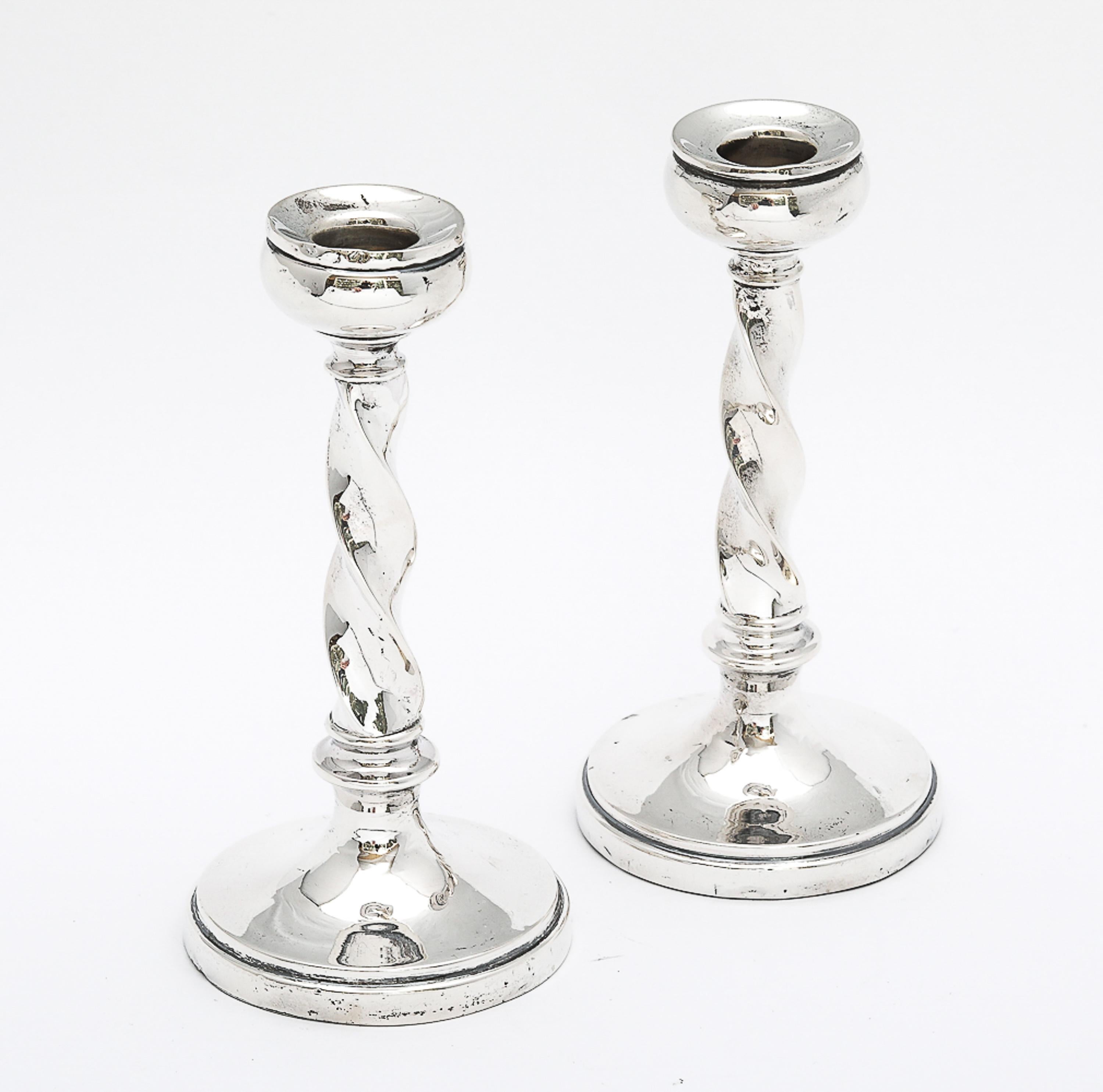 Giacobiano Coppia di candelieri in argento sterling in stile giacobino Barley Twist in vendita