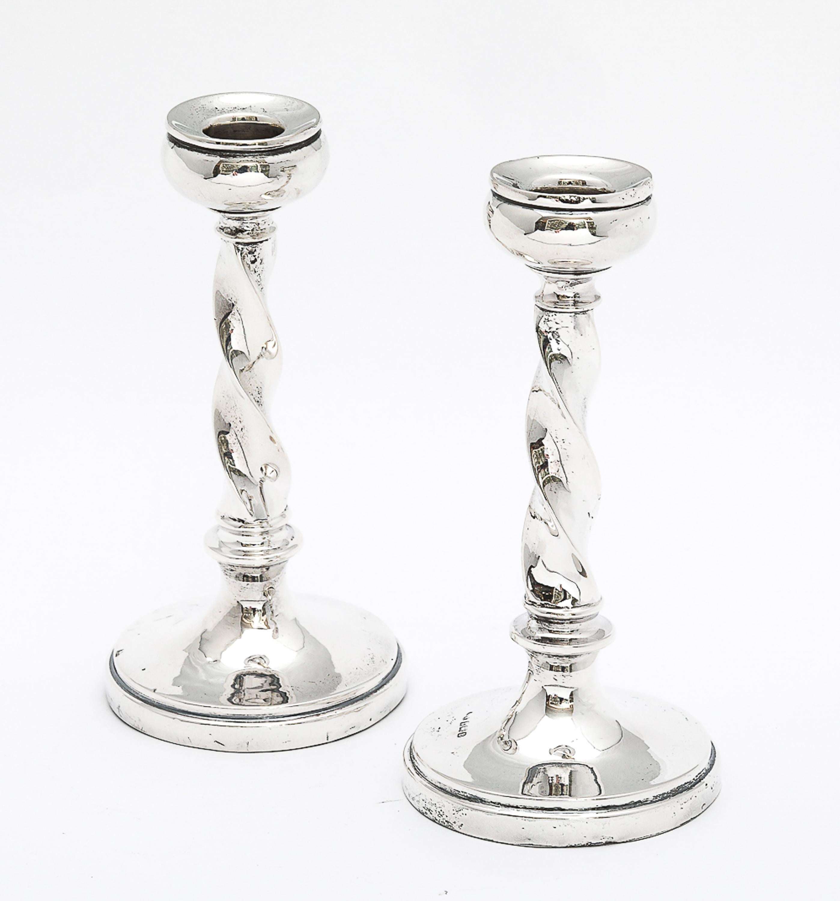 Inglese Coppia di candelieri in argento sterling in stile giacobino Barley Twist in vendita