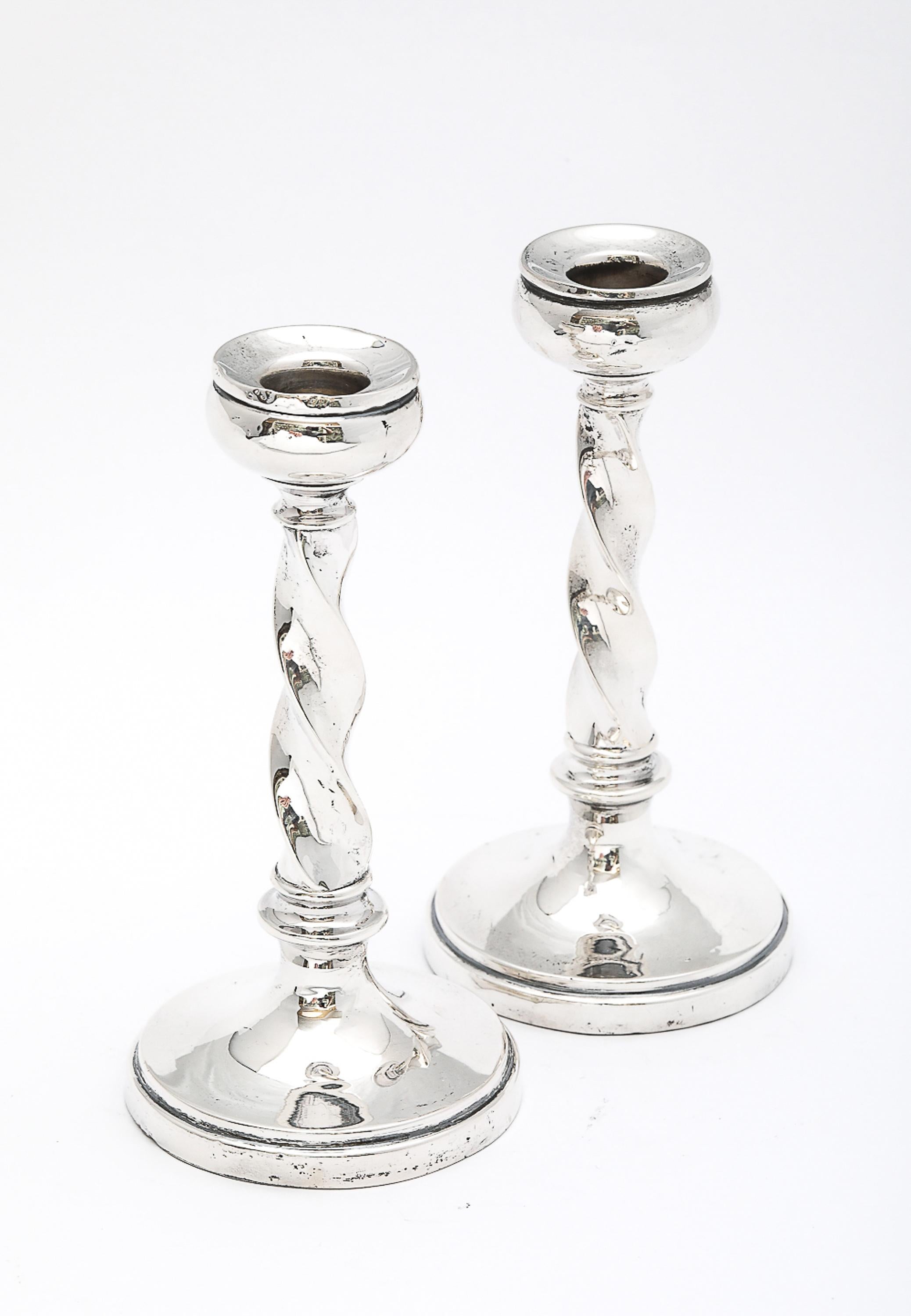 Coppia di candelieri in argento sterling in stile giacobino Barley Twist In condizioni buone in vendita a New York, NY