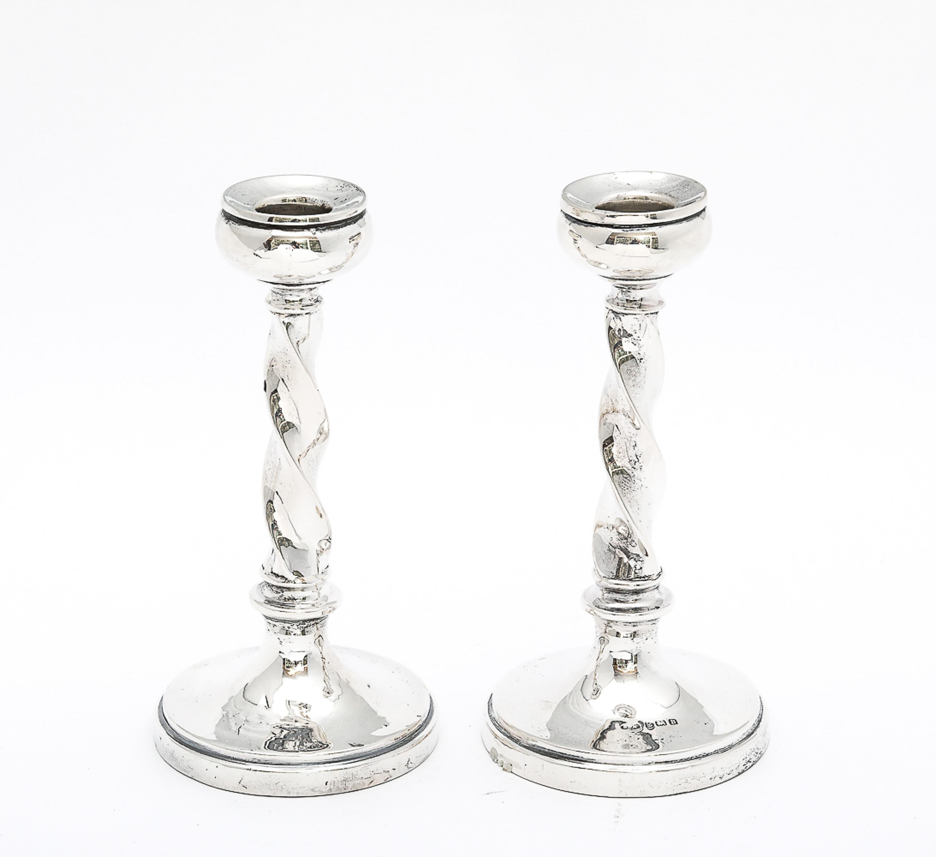 Inizio XX secolo Coppia di candelieri in argento sterling in stile giacobino Barley Twist in vendita