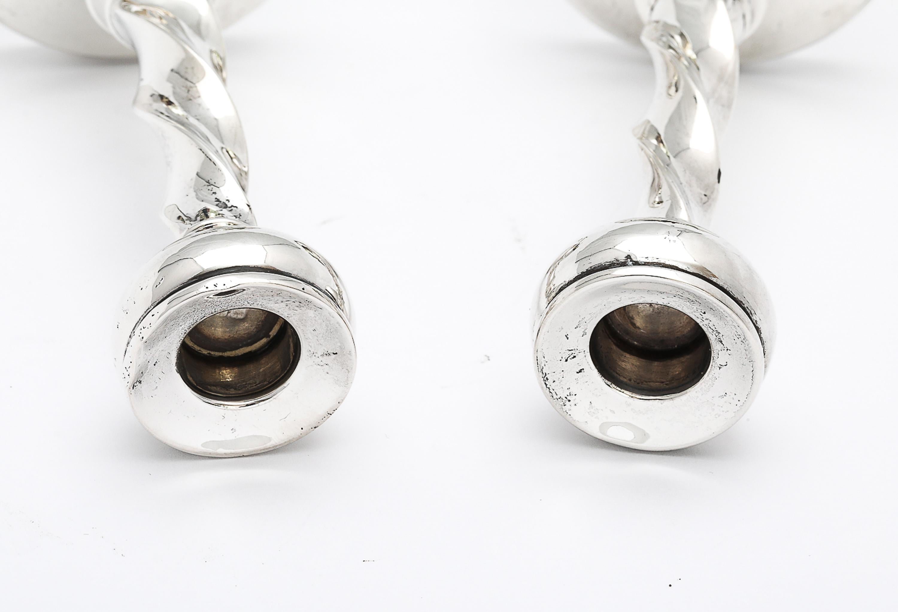 Coppia di candelieri in argento sterling in stile giacobino Barley Twist in vendita 1